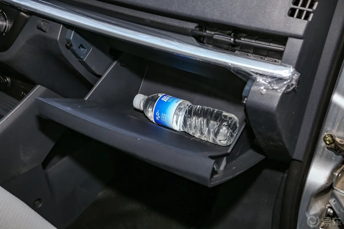 长安星卡1.5L 单排3.06米钢板厢货舒适型手套箱空间水瓶横置