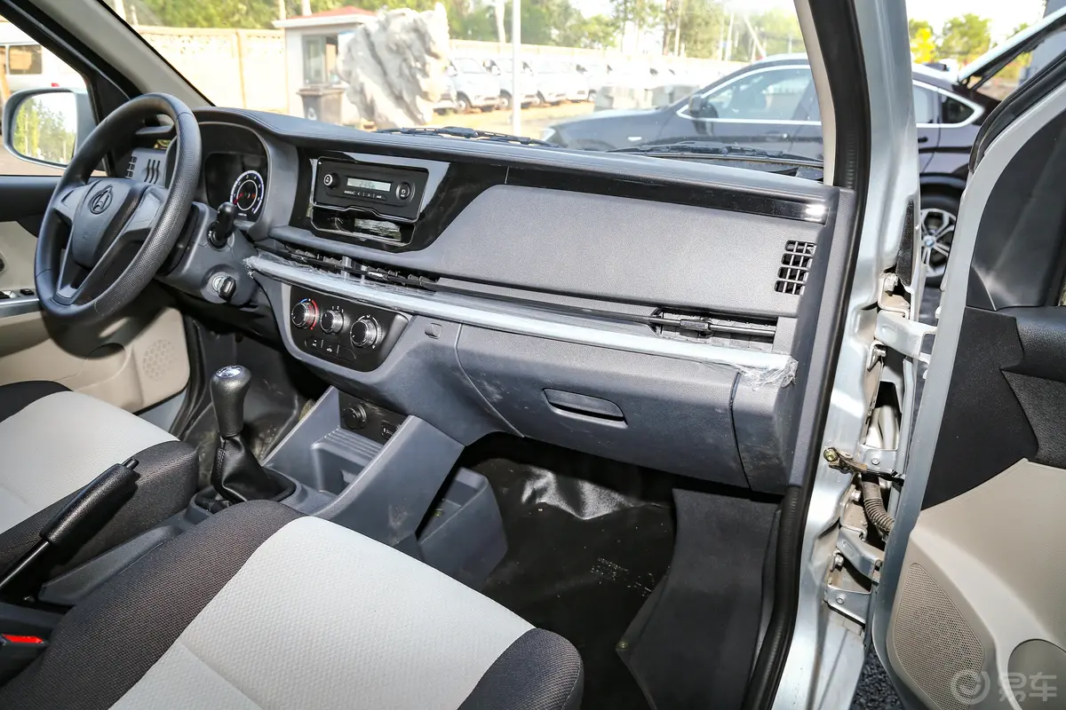 长安星卡1.5L 单排3.06米钢板厢货舒适型副驾驶位区域
