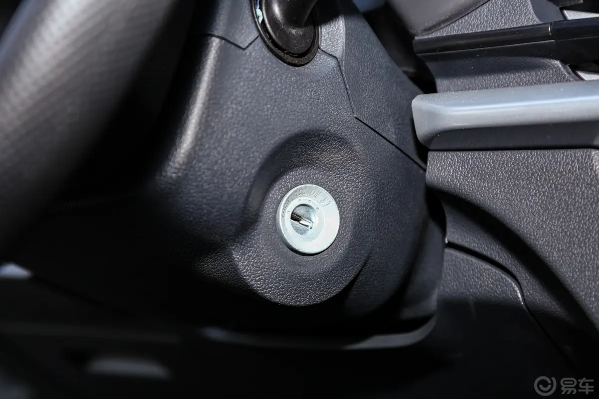 长安星卡1.5L 单排2.8米载货汽车舒适型无空调钥匙孔或一键启动按键