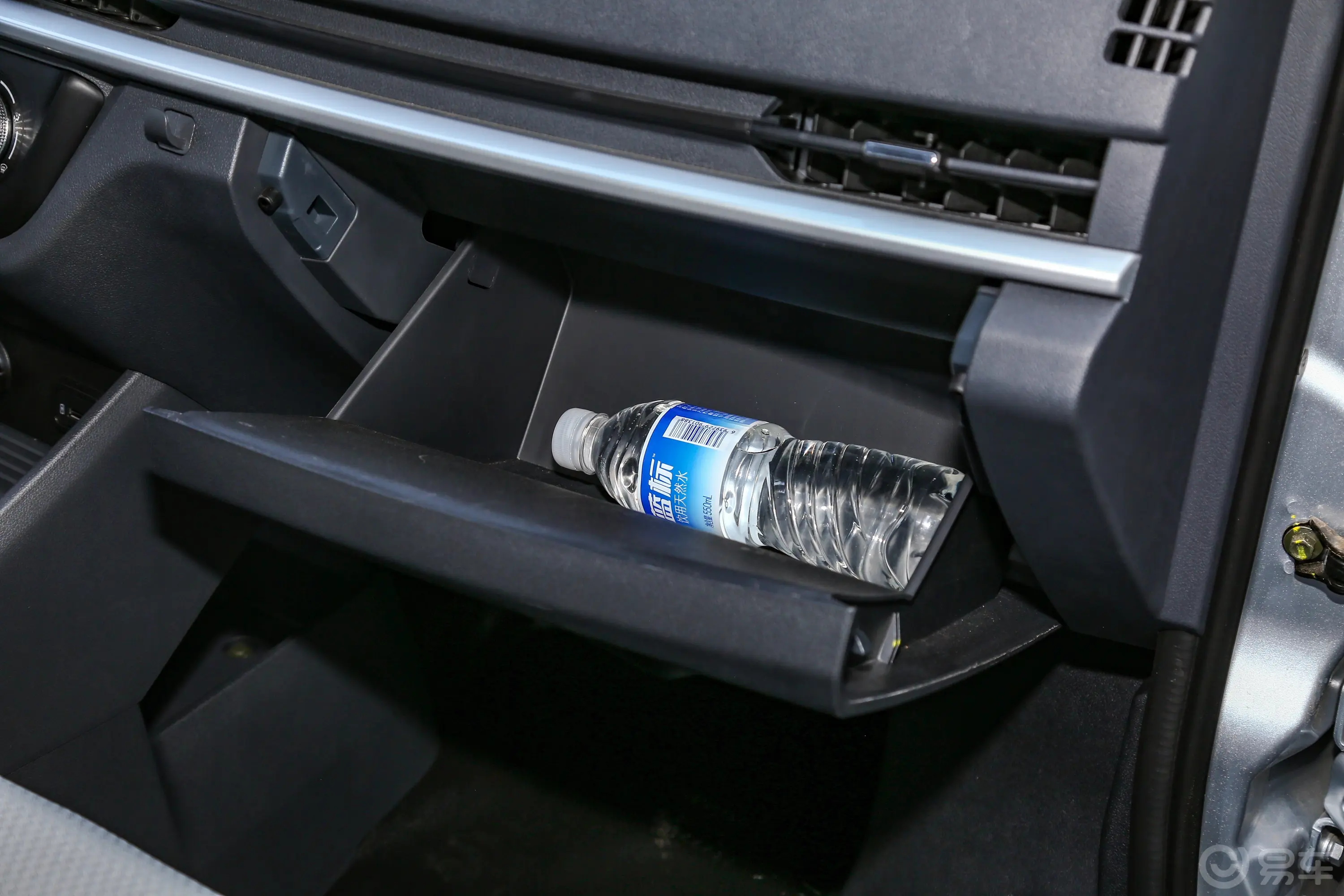 长安星卡1.5L 双排2.55米载货汽车舒适型手套箱空间水瓶横置