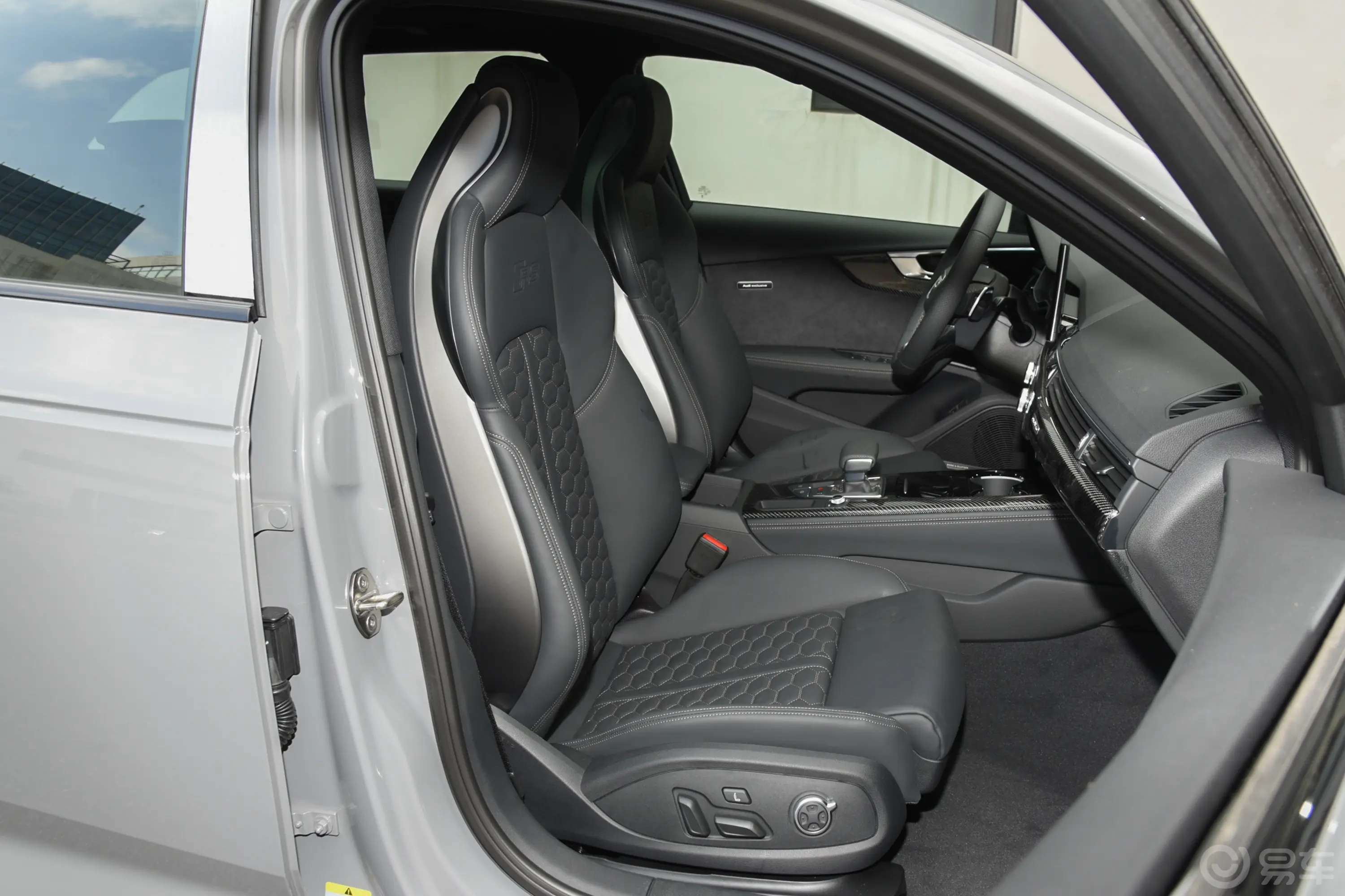 奥迪RS 42.9T Avant 暗金版副驾驶座椅