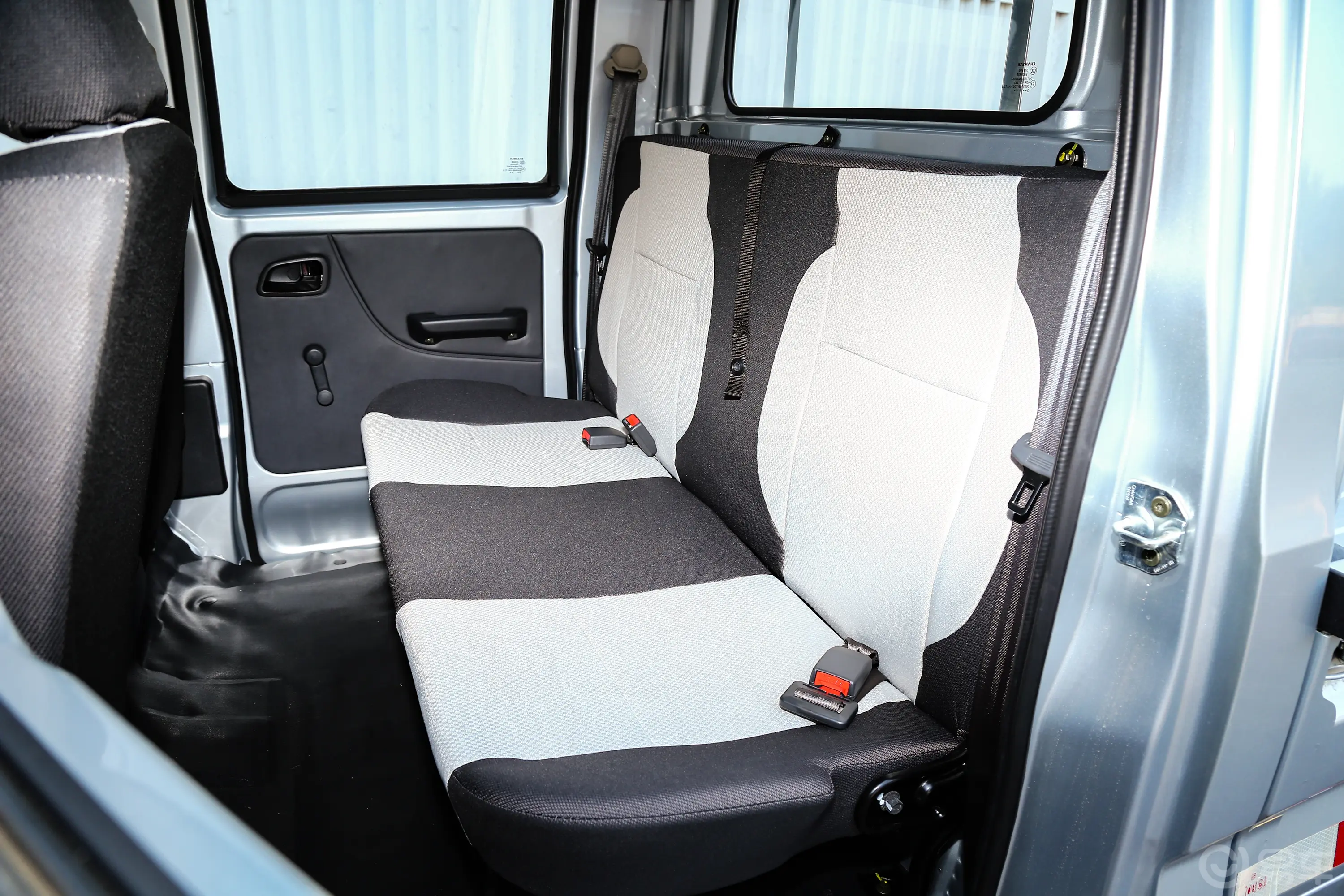 长安星卡1.5L 双排2.55米载货汽车舒适型后排座椅