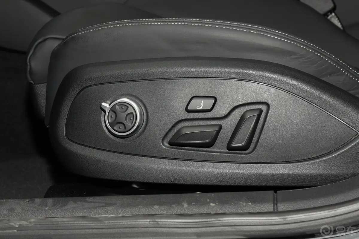 奥迪RS 42.9T Avant 暗金版主驾座椅调节