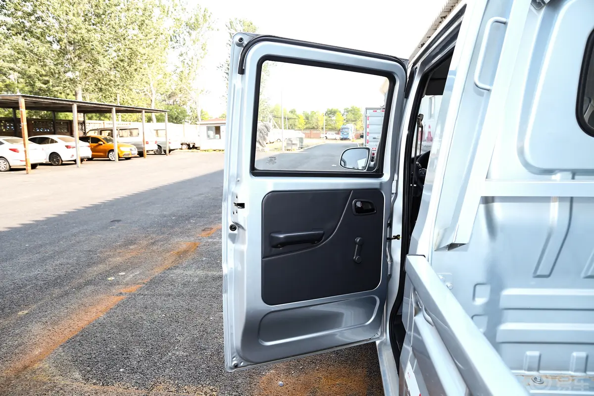 长安星卡1.5L 双排2.55米载货汽车舒适型驾驶员侧后车门