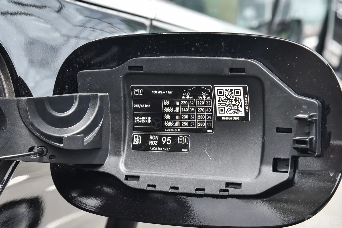 奔驰E级改款 E 300 L 运动尊贵型胎压信息铭牌