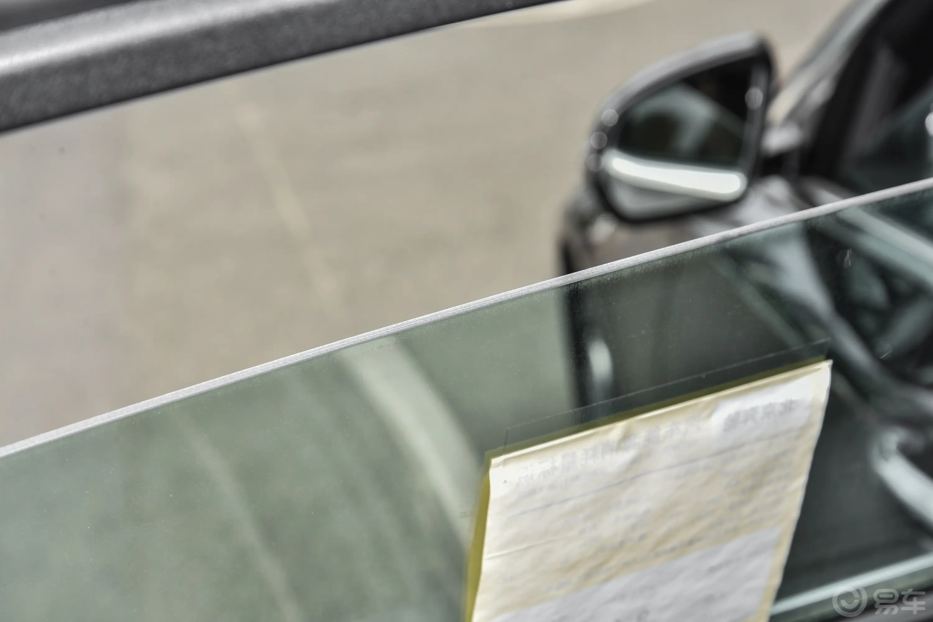 奔驰E级改款 E 300 L 运动尊贵型后排玻璃材质特写