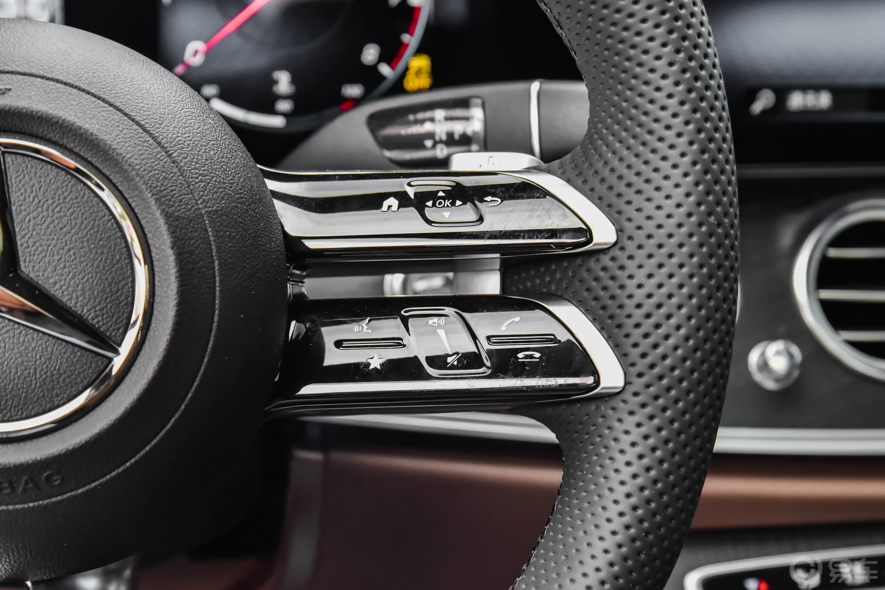 奔驰E级改款 E 300 L 运动尊贵型右侧方向盘功能按键