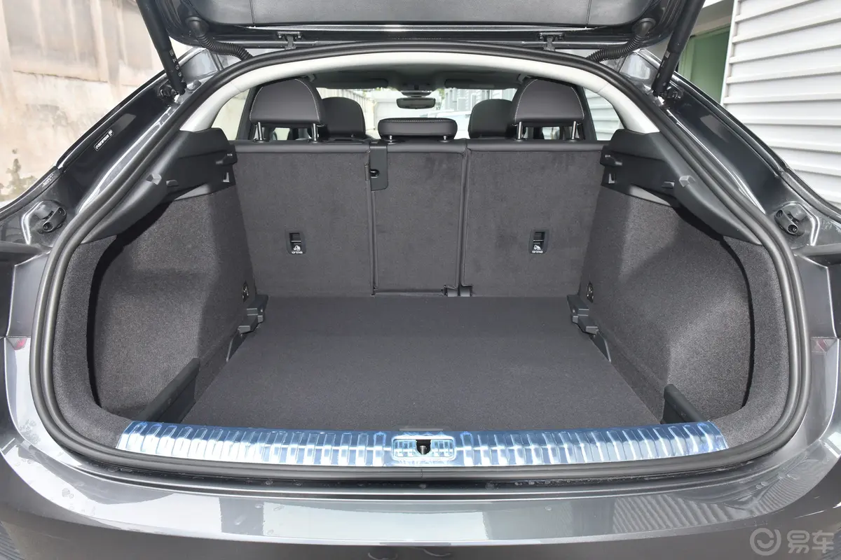 奥迪Q3 Sportback改款 45 TFSI quattro 时尚型后备厢空间特写