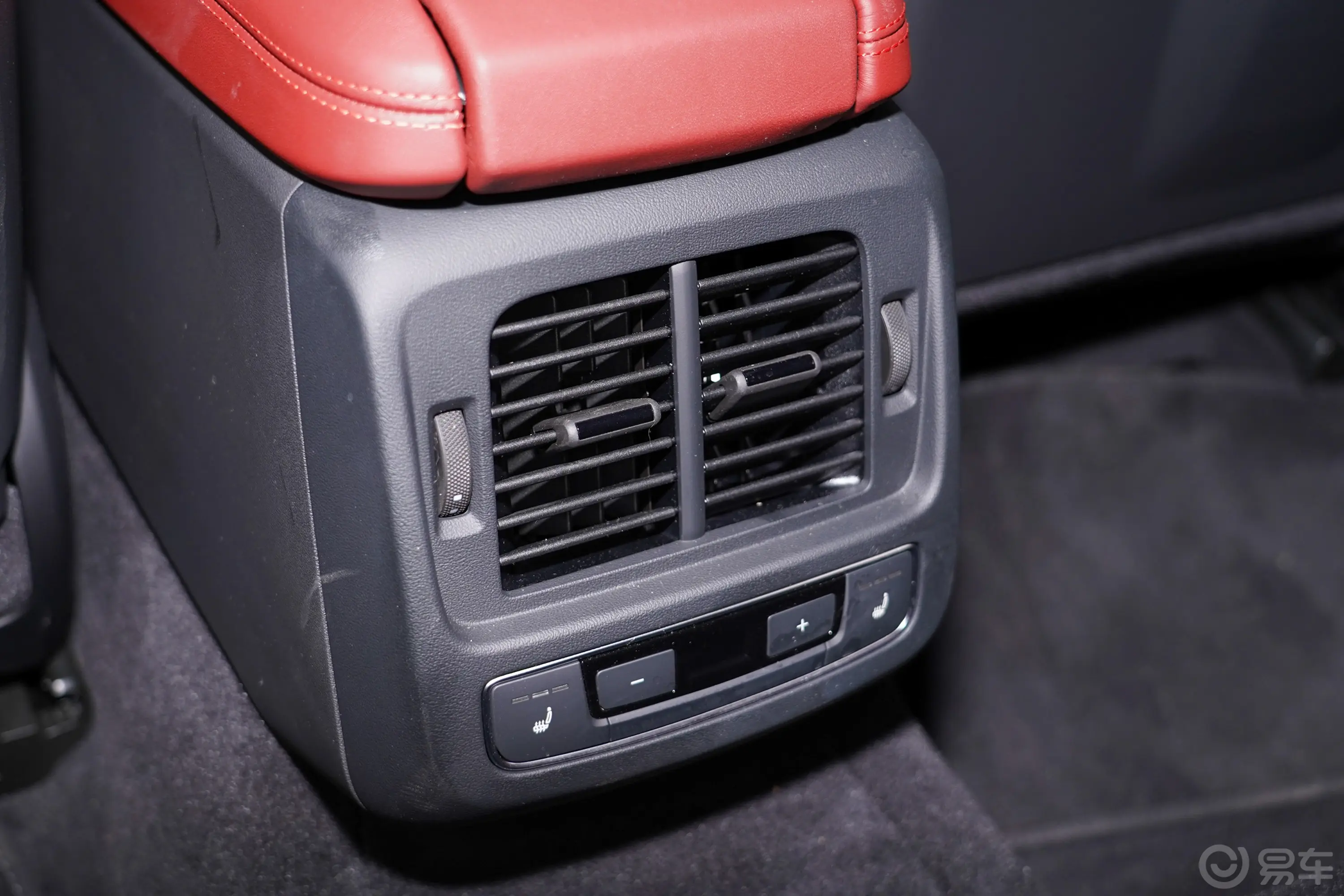 奥迪e-tron GT480km 标准型后排空调控制键