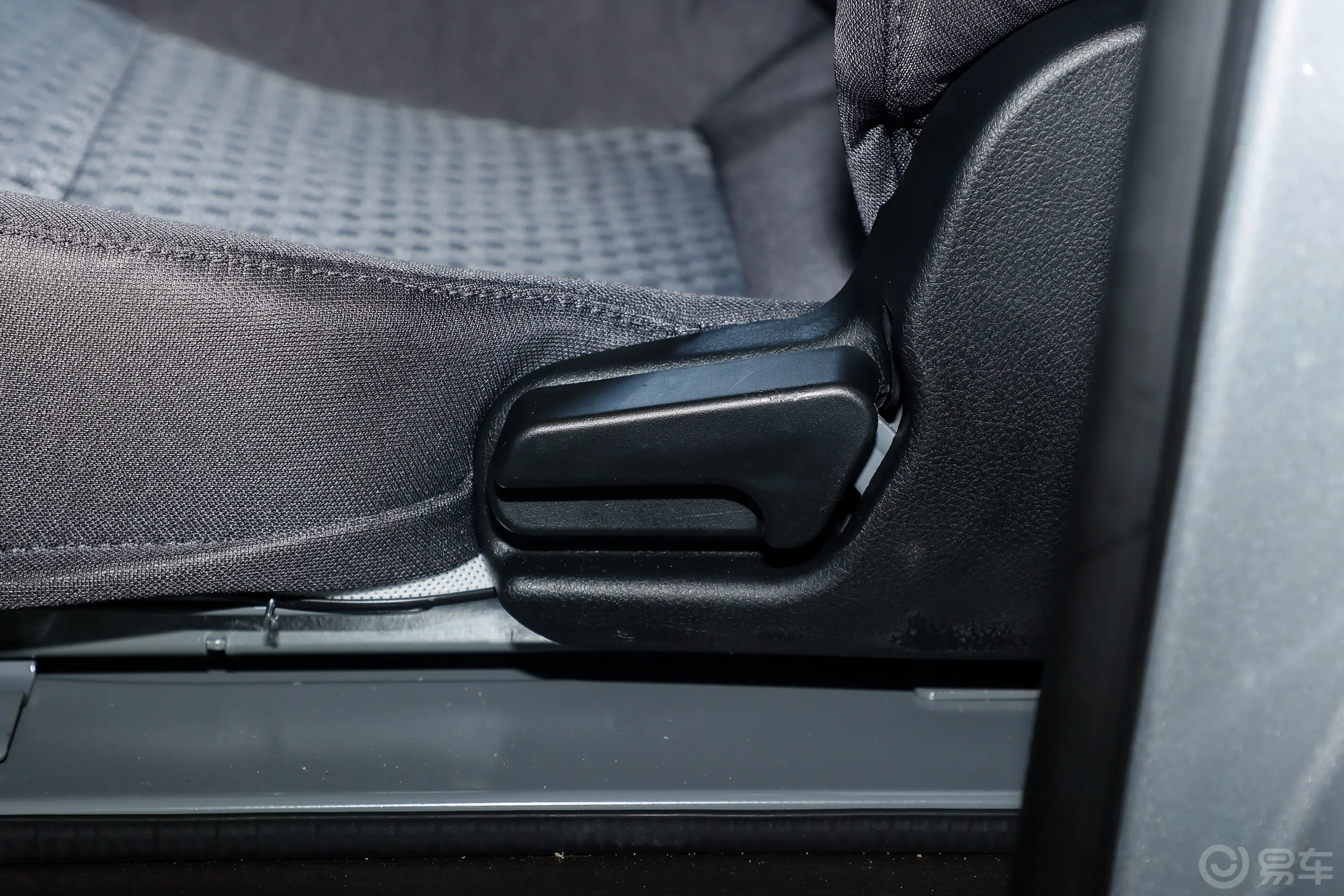 五菱荣光新卡2.0L 加长双排标准型 5座主驾座椅调节