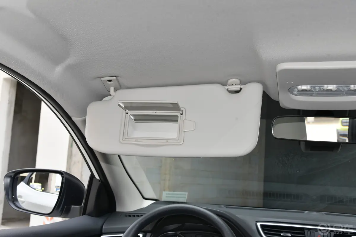 逍客经典款 2.0L XV 舒适版驾驶位遮阳板