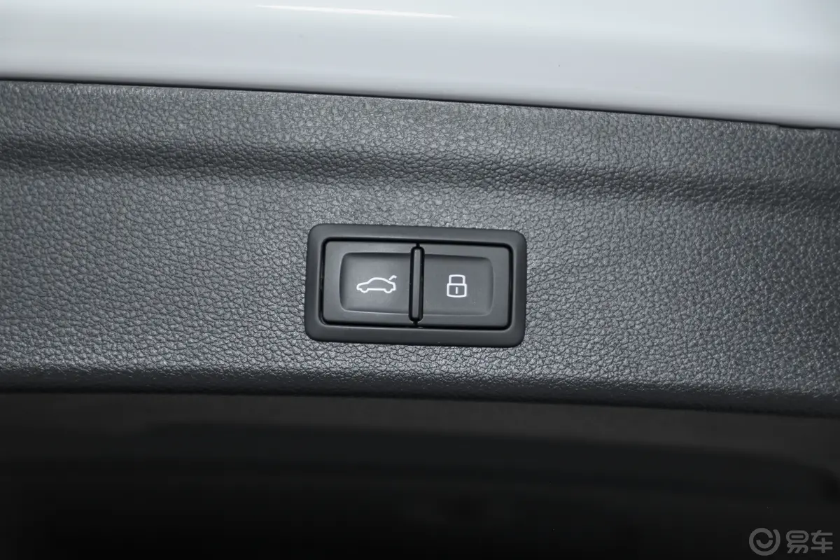 奥迪Q335 TFSI 时尚致雅型电动尾门按键（手动扶手）