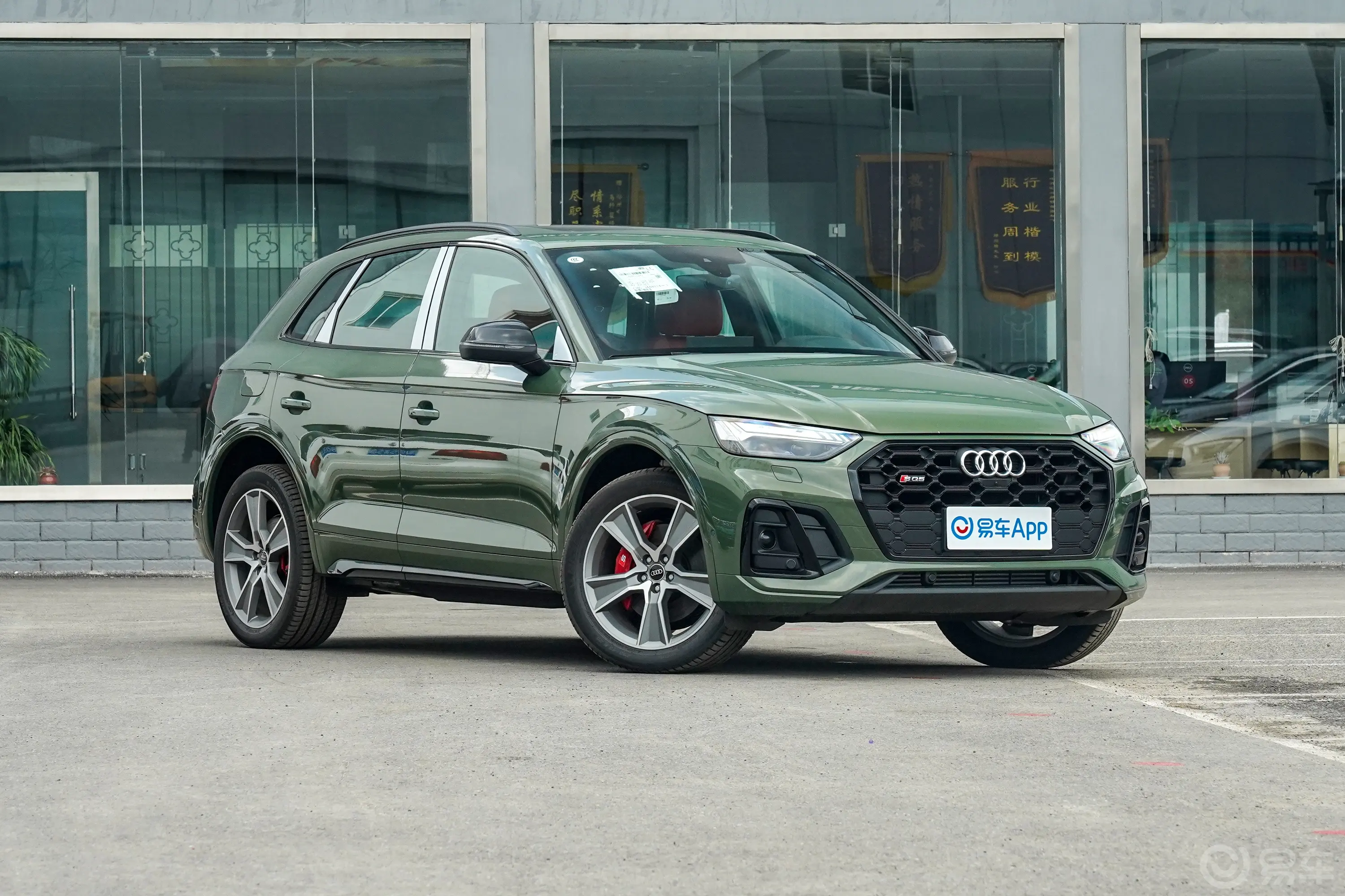 奥迪SQ53.0T quattro侧后45度车头向左水平