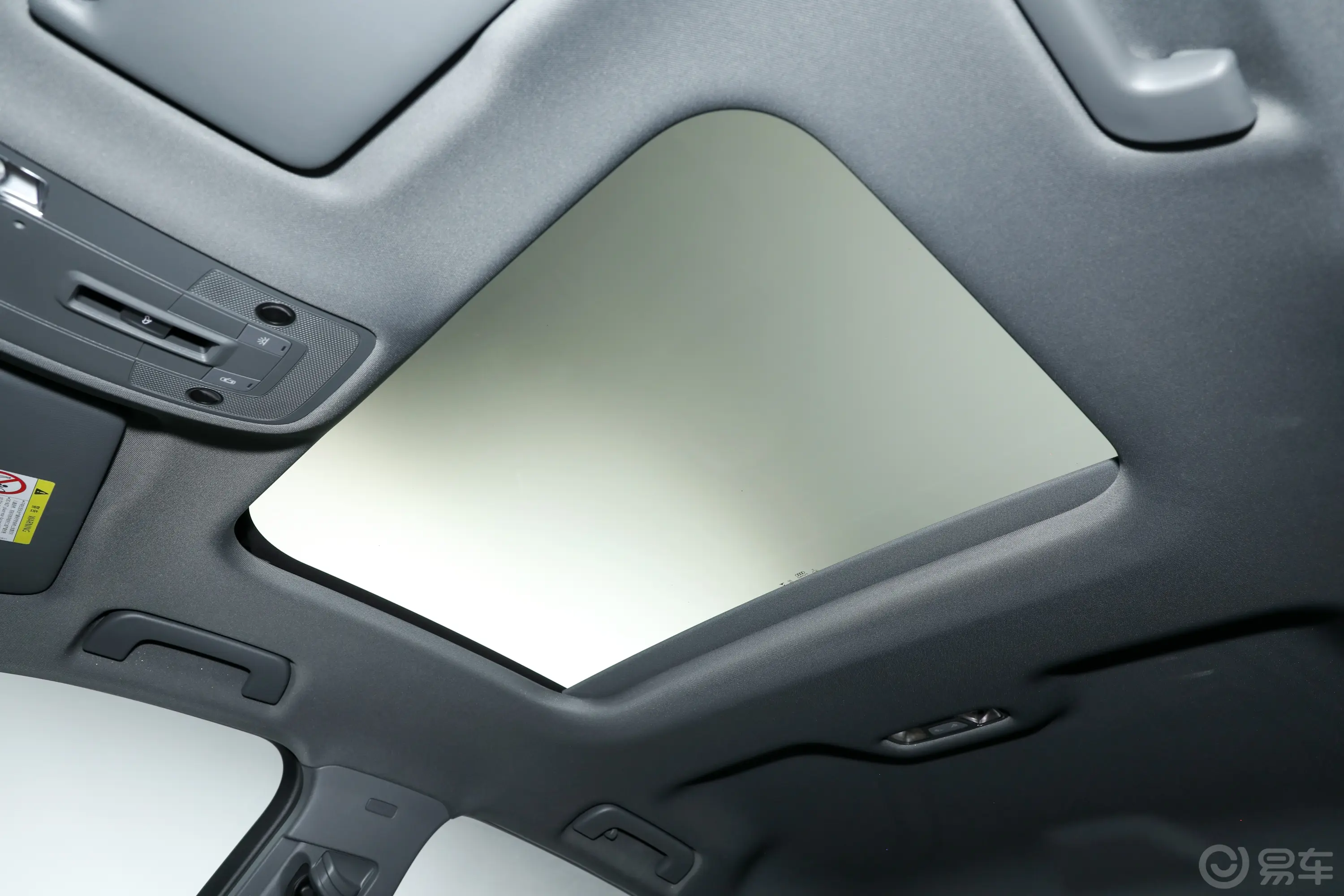 奥迪Q3 Sportback40 TFSI 时尚型天窗内拍关闭