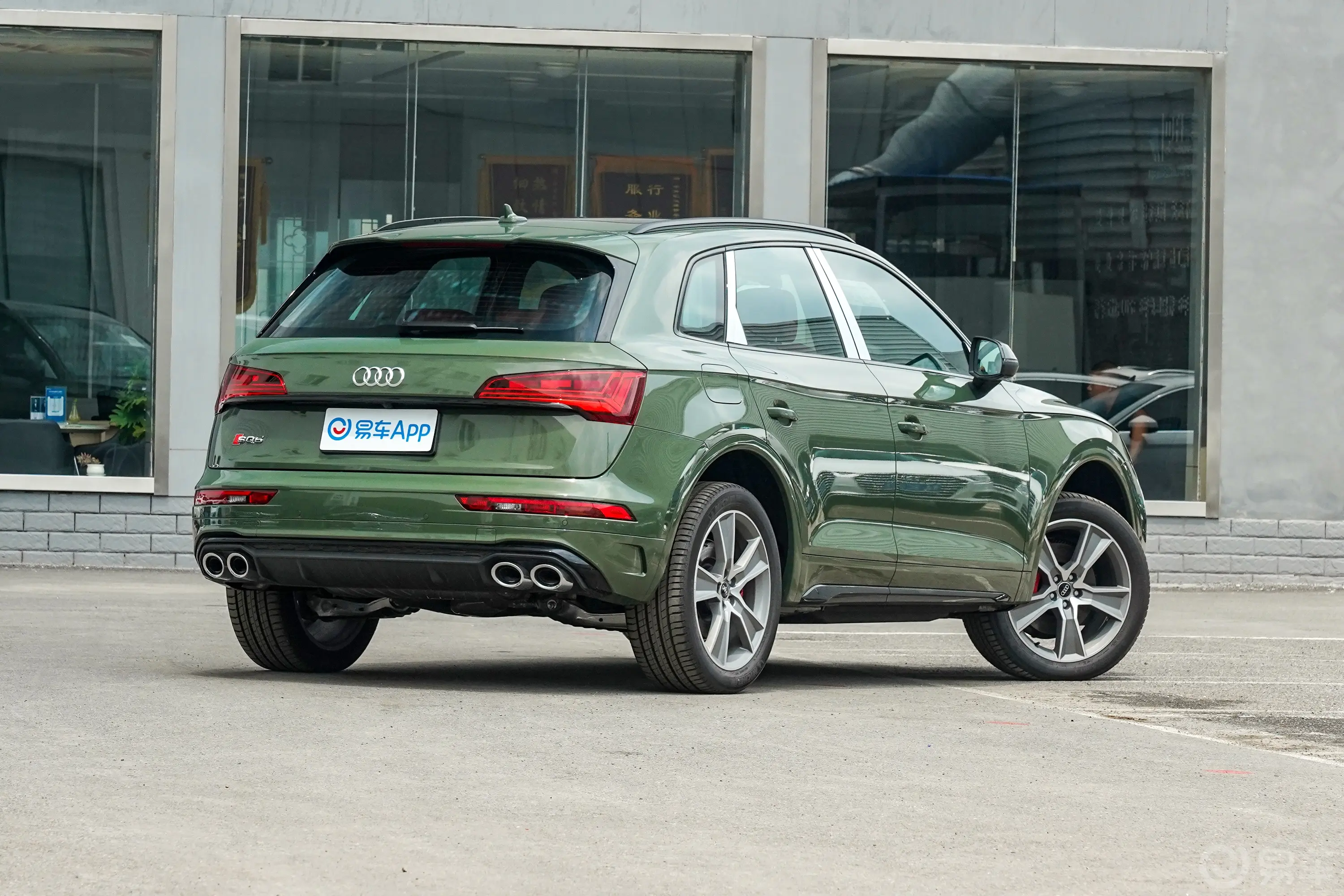 奥迪SQ53.0T quattro侧后45度车头向右水平