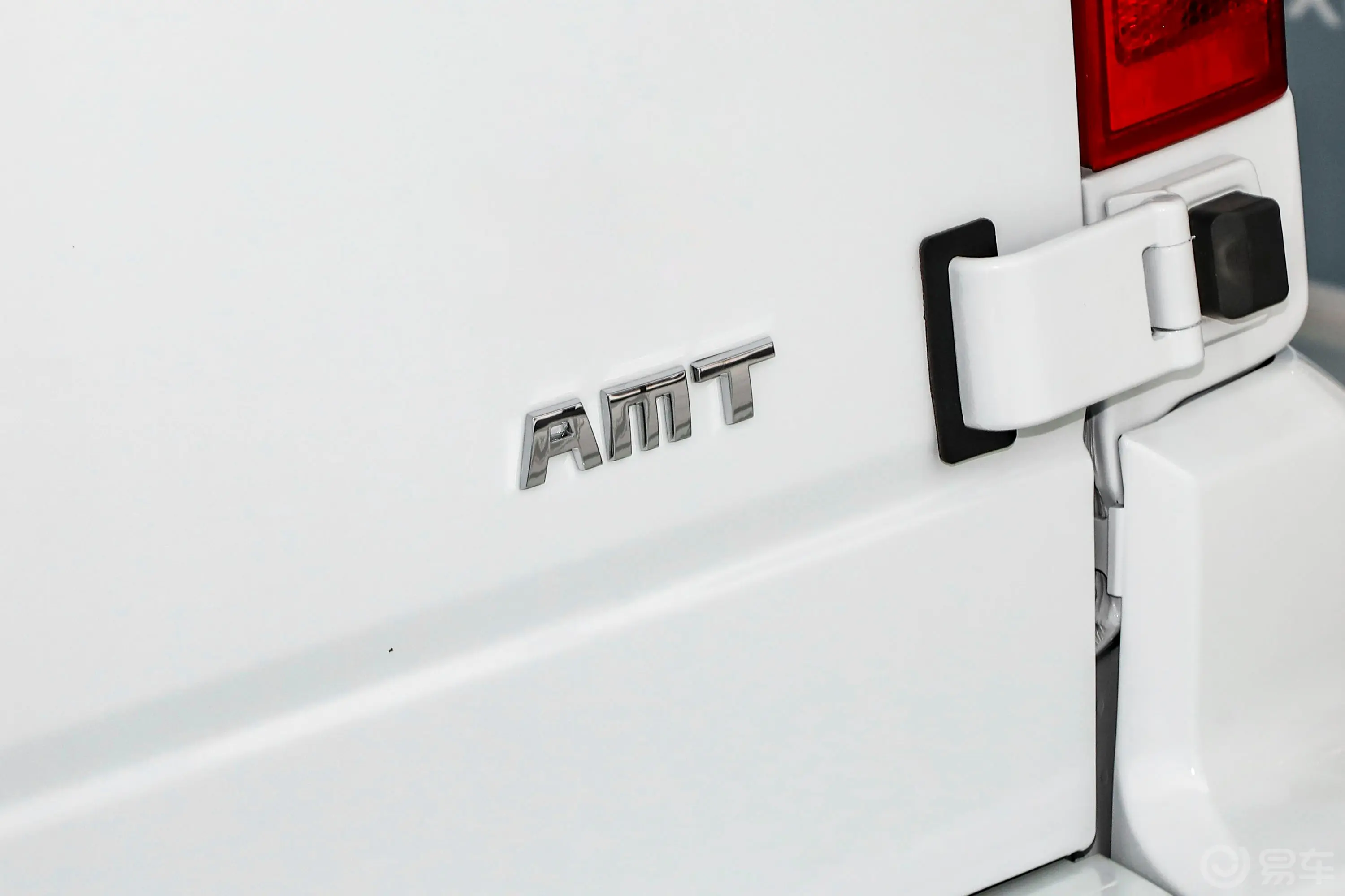 新途V80傲运通 2.0T AMT短轴超低顶 5/6座外观细节