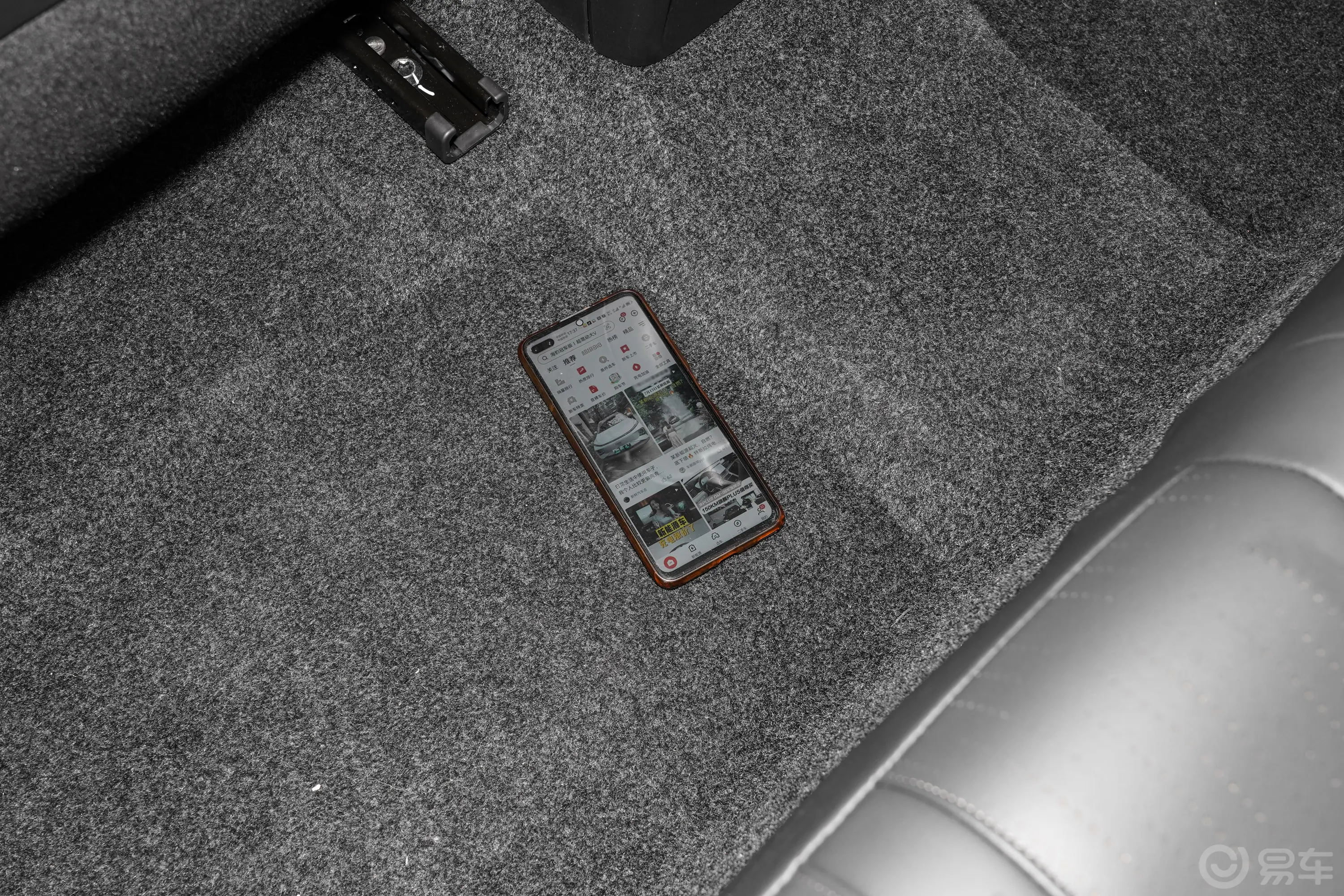 奕炫MAX1.5T 尊贵版后排地板中间位置