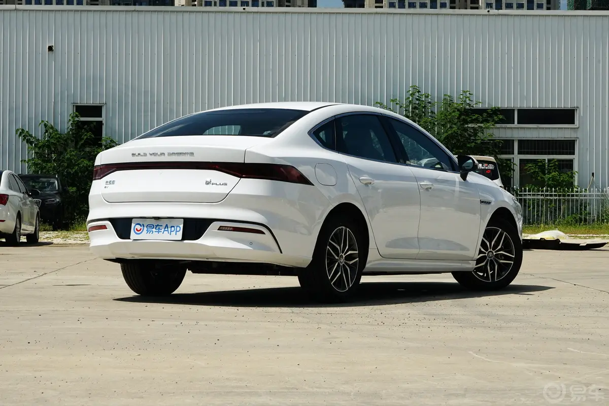 秦PLUS新能源EV 500km 出行版侧后45度车头向右水平