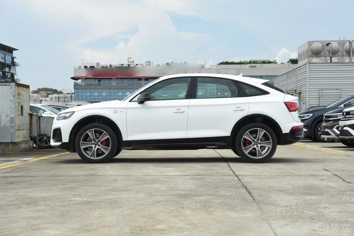 奥迪Q5L Sportback40 TFSI 豪华型正侧车头向左水平