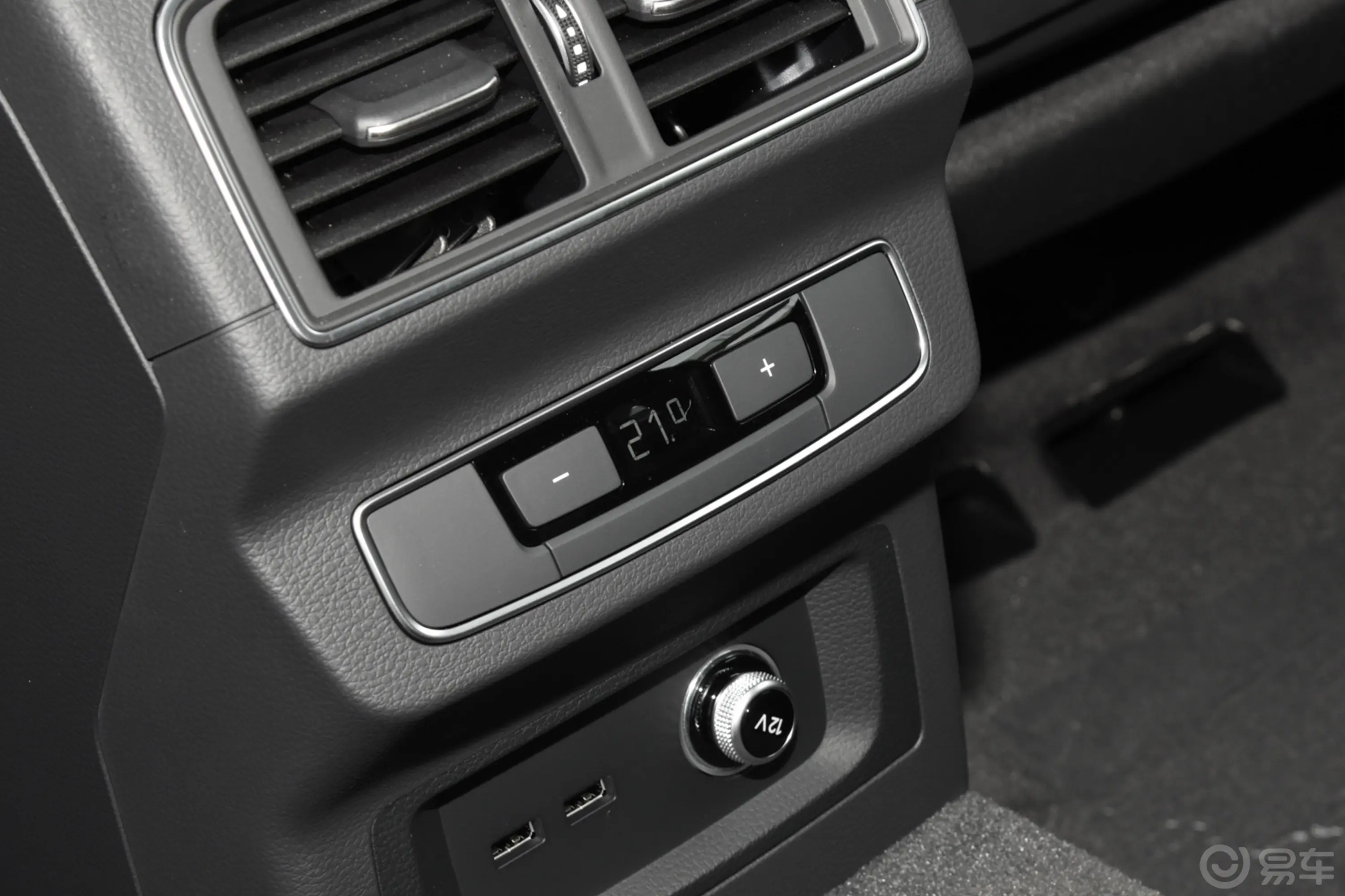 奥迪Q5L Sportback40 TFSI 豪华型后排空调控制键