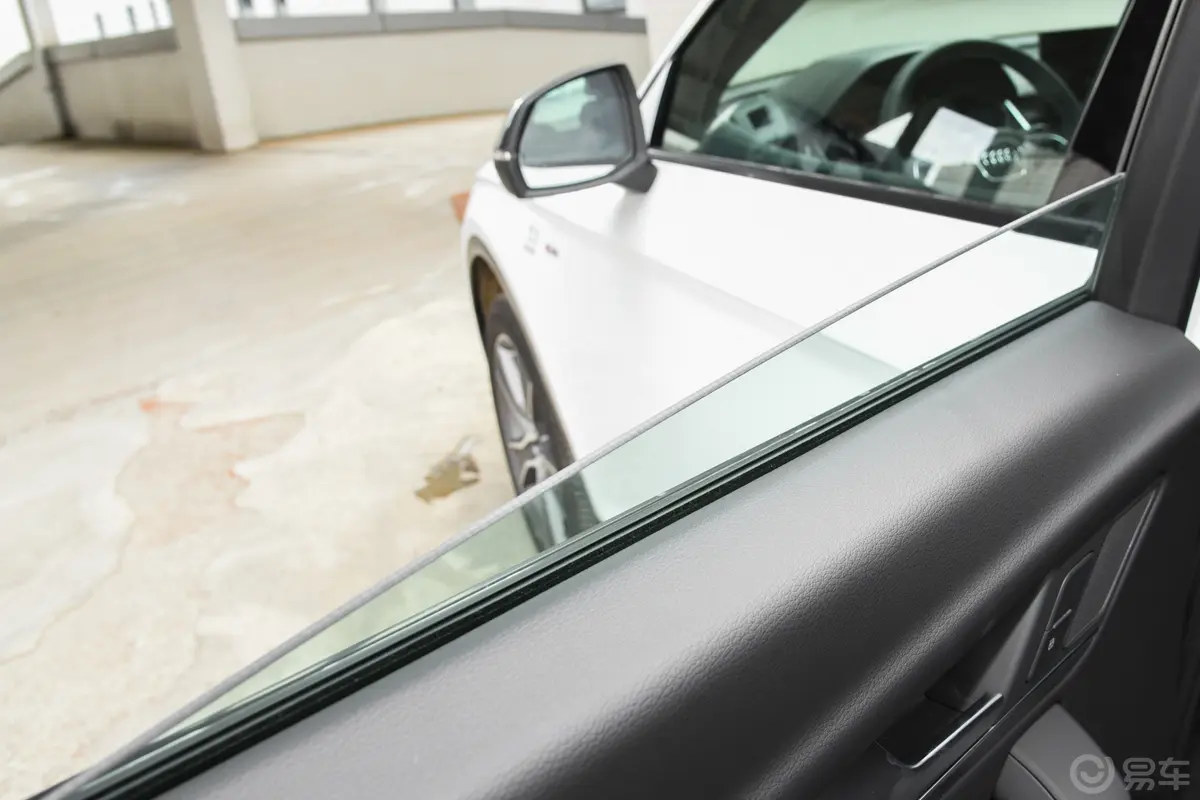 奥迪Q5L Sportback40 TFSI 豪华型后排玻璃材质特写