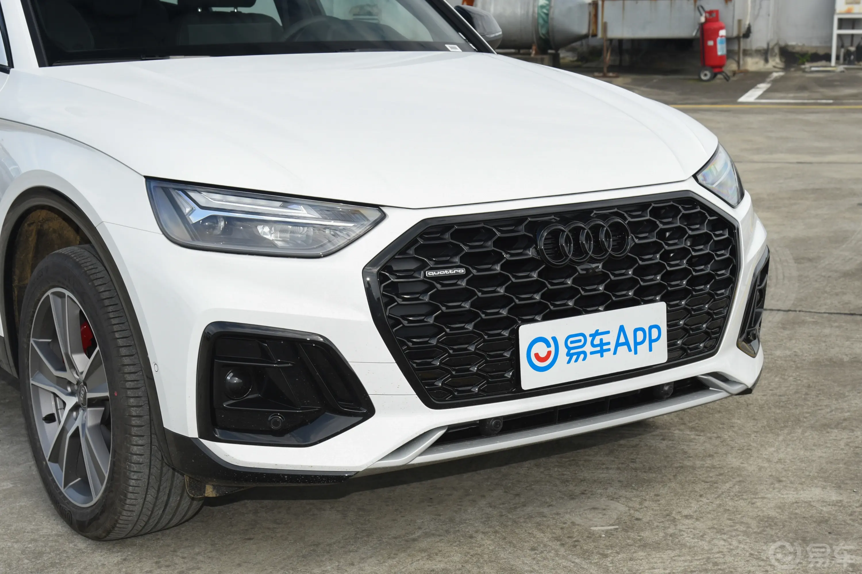 奥迪Q5L Sportback40 TFSI 豪华型前格栅侧俯拍