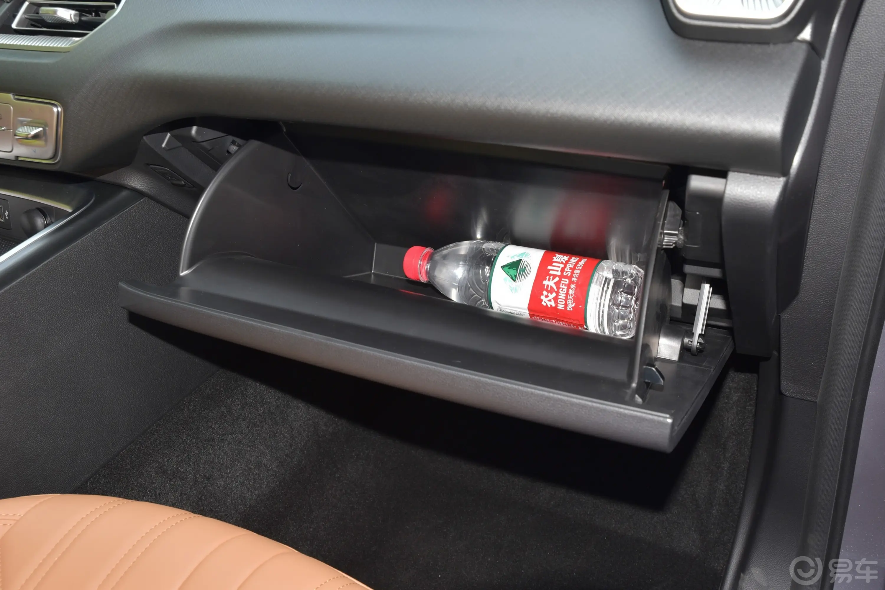 哈弗H52.0T 自动两驱领英版 汽油手套箱空间水瓶横置