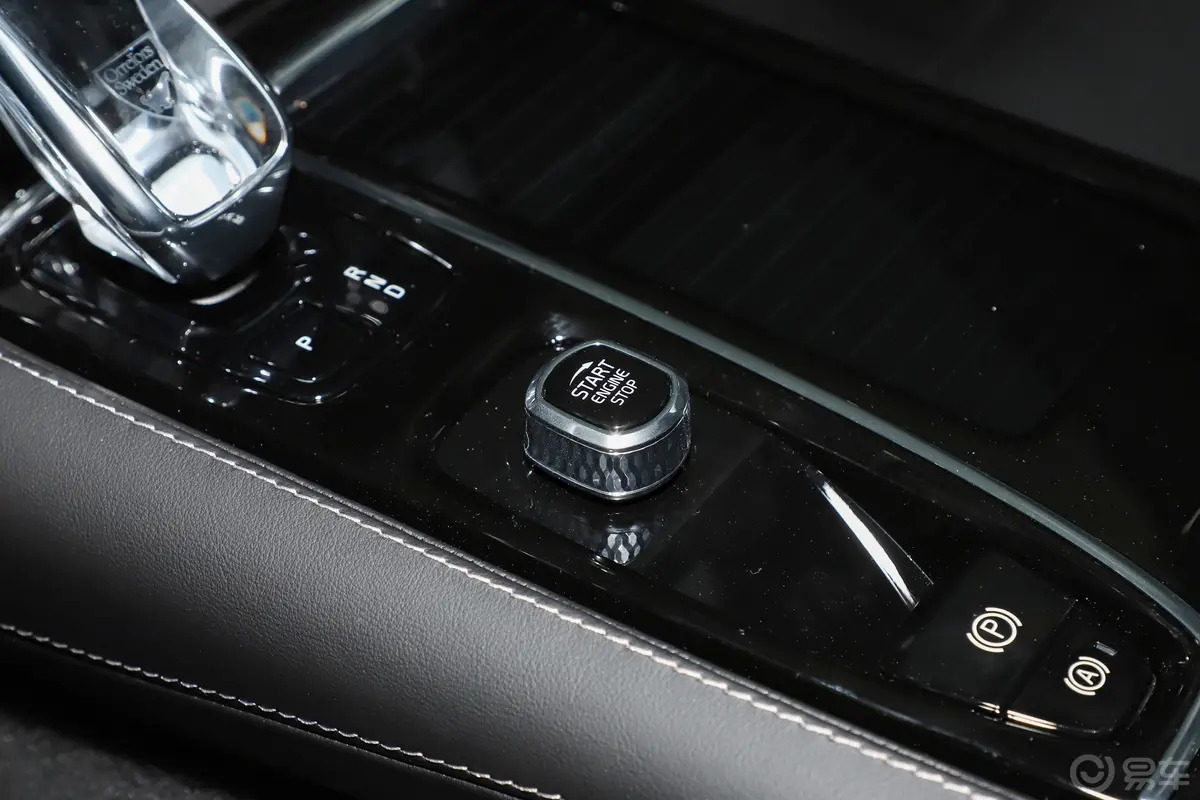 沃尔沃S60新能源T8 四驱智雅极夜黑版钥匙孔或一键启动按键