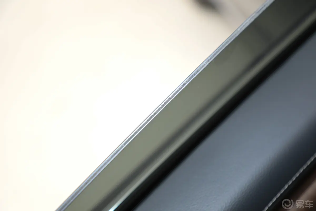 沃尔沃S90 RECHARGET8 80km 长续航智雅豪华版后排玻璃材质特写