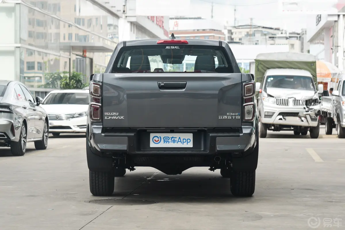 D-MAX1.9T 手动四驱智领型正后水平