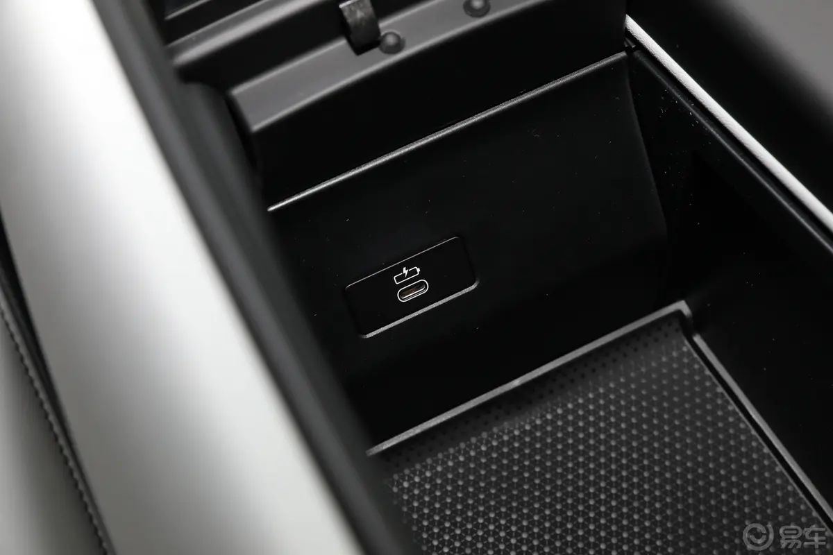 宝马X6改款 xDrive40i 尊享型 M运动套装中控