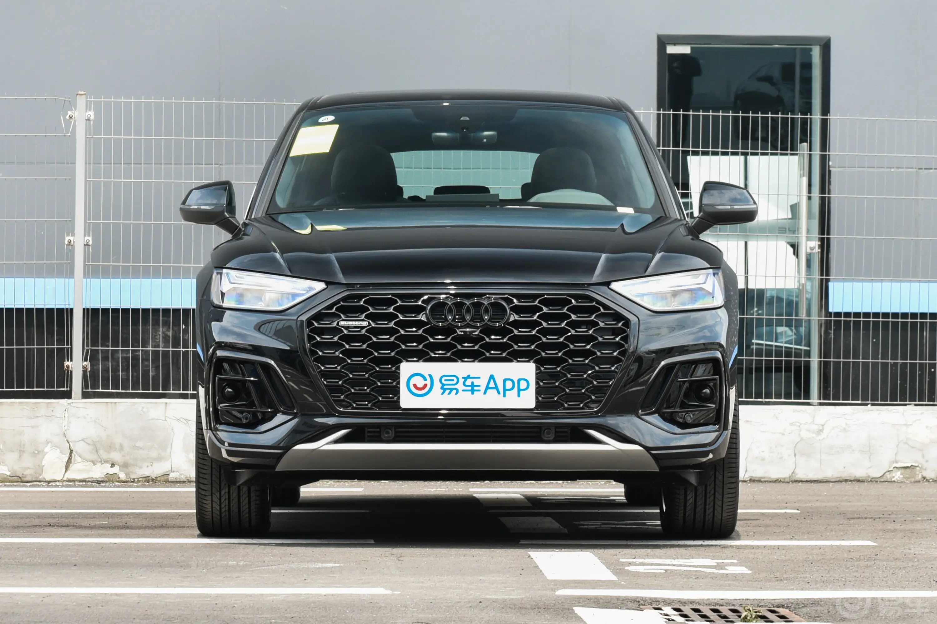 奥迪Q5L Sportback40 TFSI 豪华型正前水平