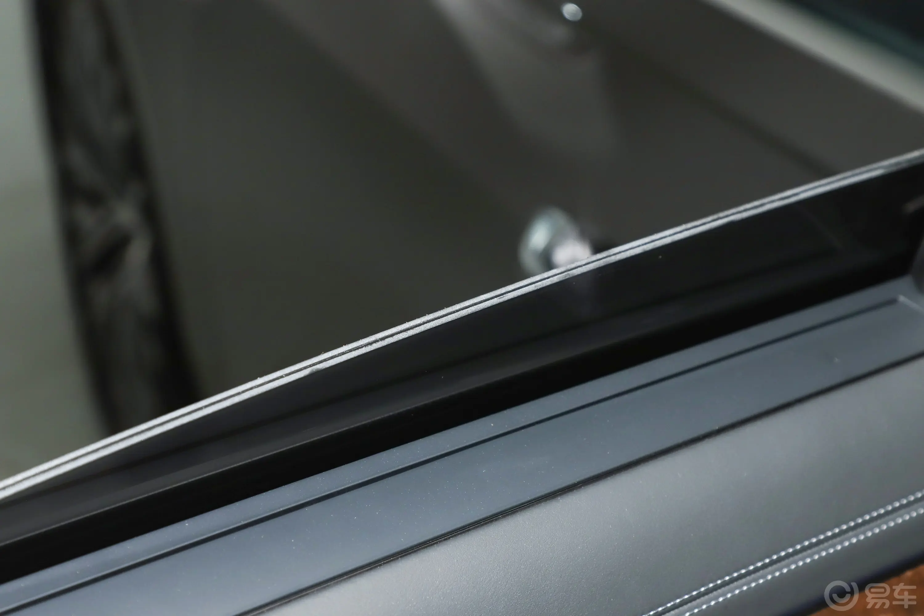 奥迪A8改款 A8L 50 TFSI quattro 尊享型后排玻璃材质特写