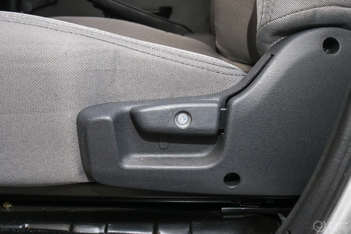 东风小康K05S1.3L 基本型 5座主驾座椅调节