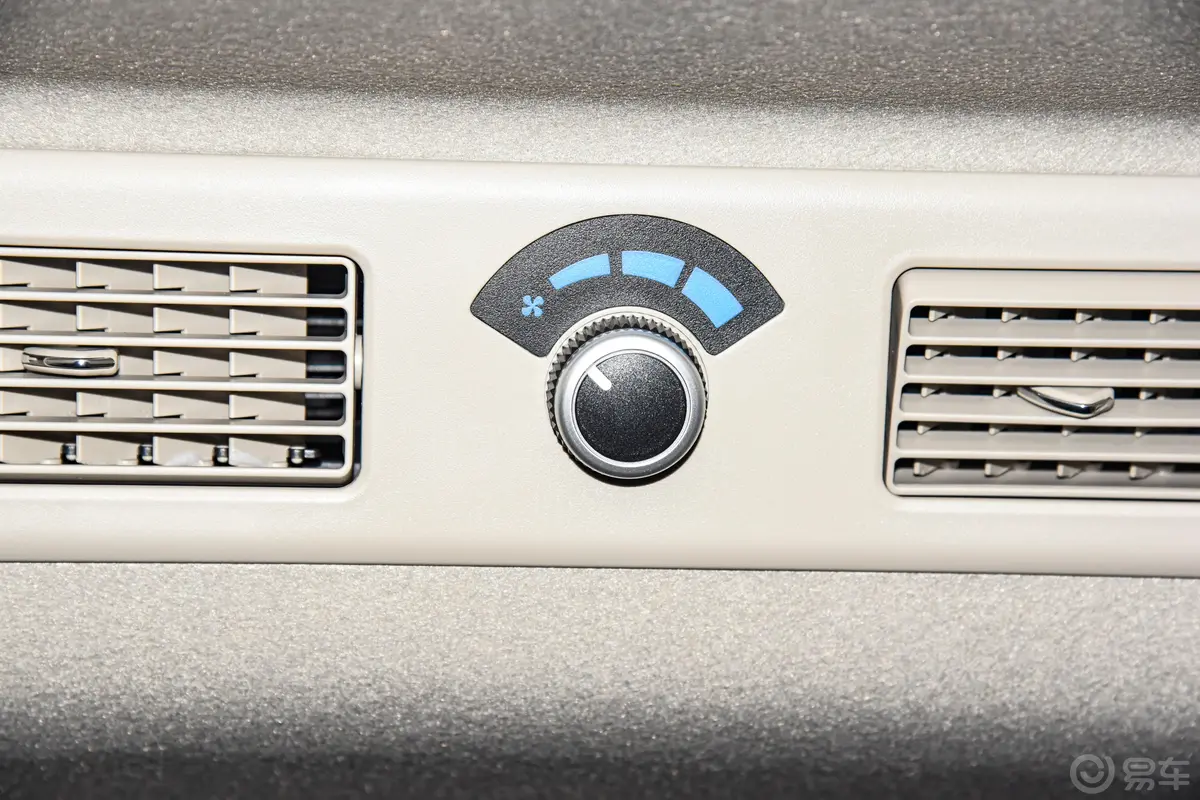 菱智M5L 1.5T 舒适型 7座后排空调控制键