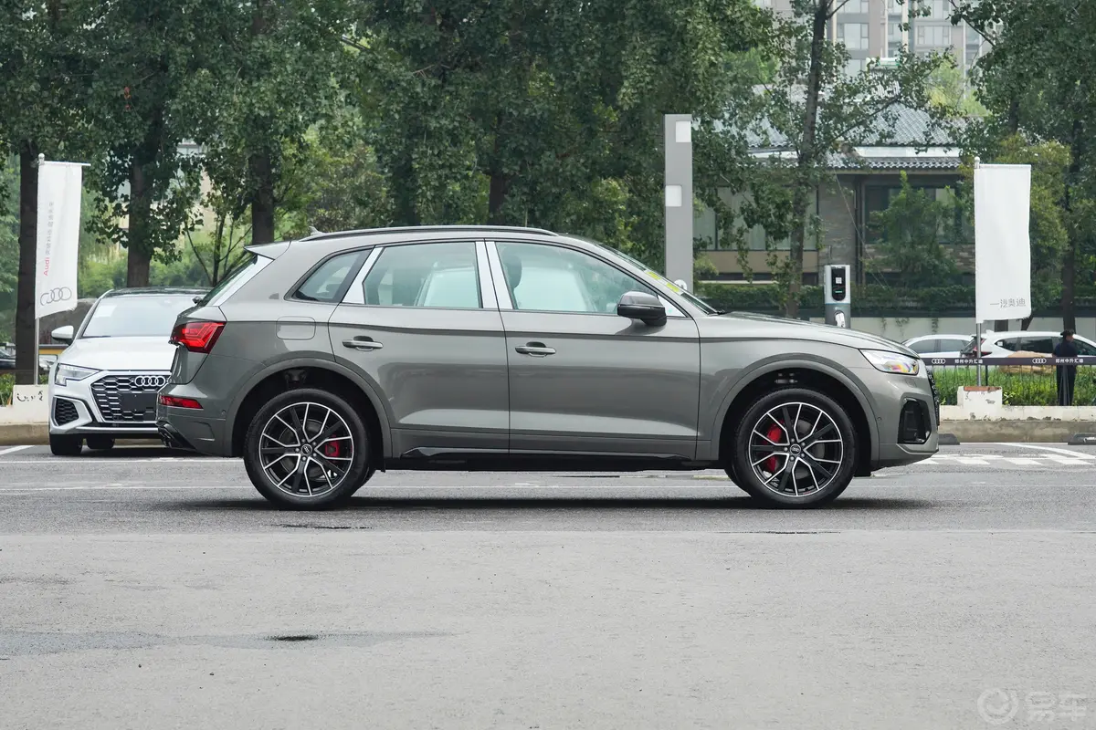 奥迪SQ53.0T quattro正侧车头向右水平