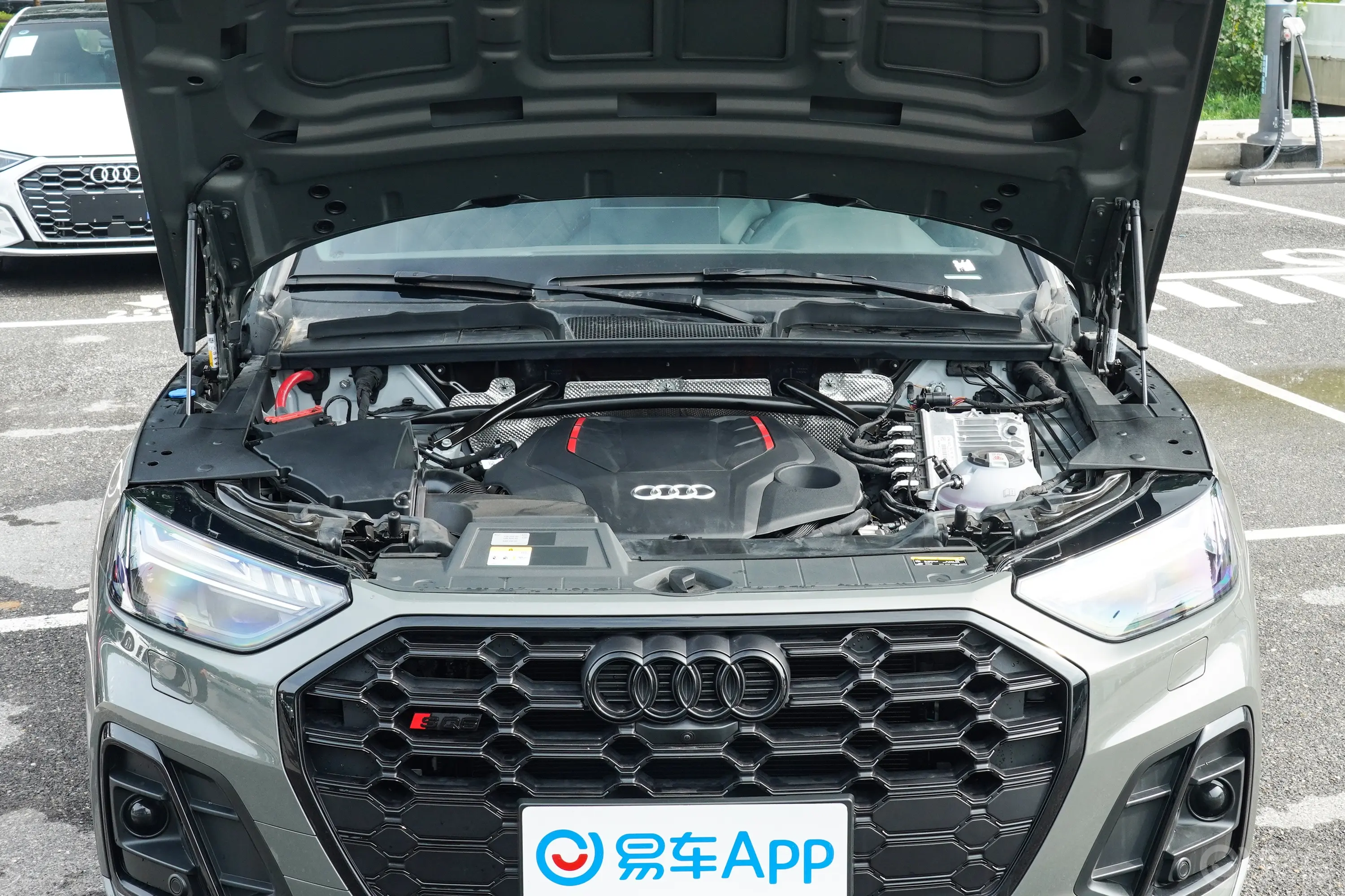 奥迪SQ53.0T quattro发动机舱整体