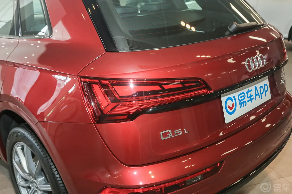 奥迪Q5L40 TFSI 豪华动感型尾灯侧45度俯拍