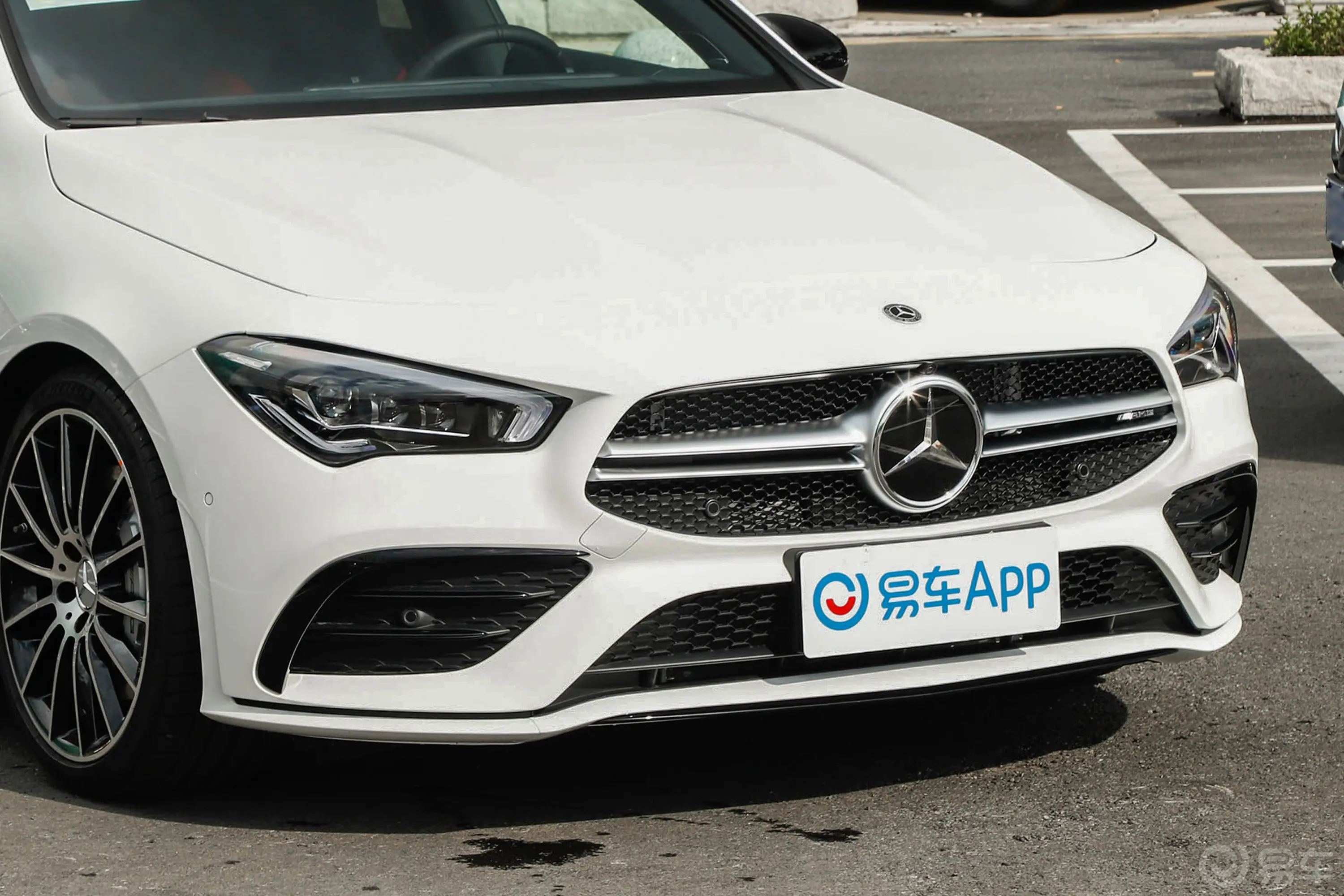 奔驰CLA级 AMG改款 AMG CLA 35 4MATIC前格栅侧俯拍