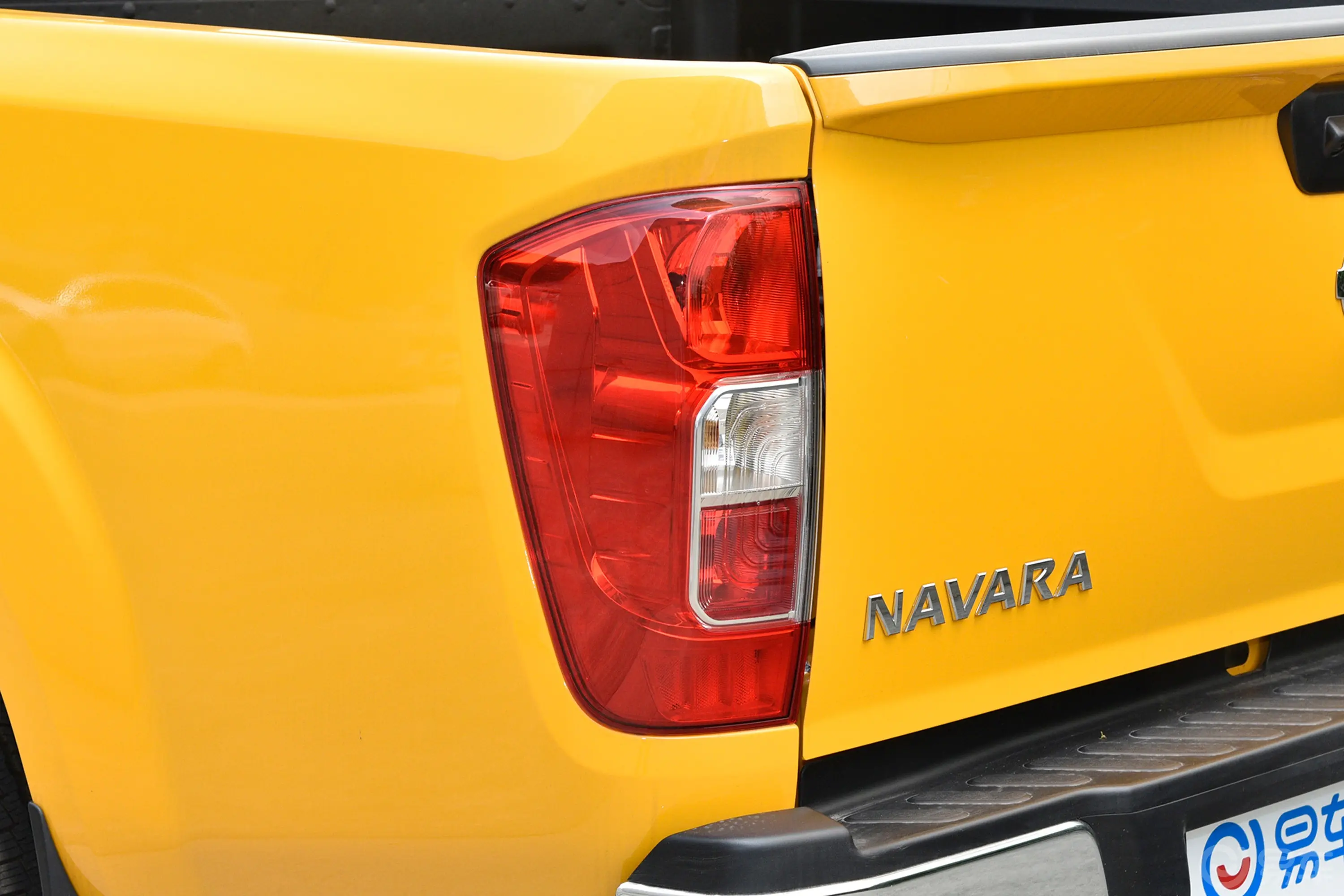 纳瓦拉2.5L 自动四驱尊贵型尾灯侧45度俯拍