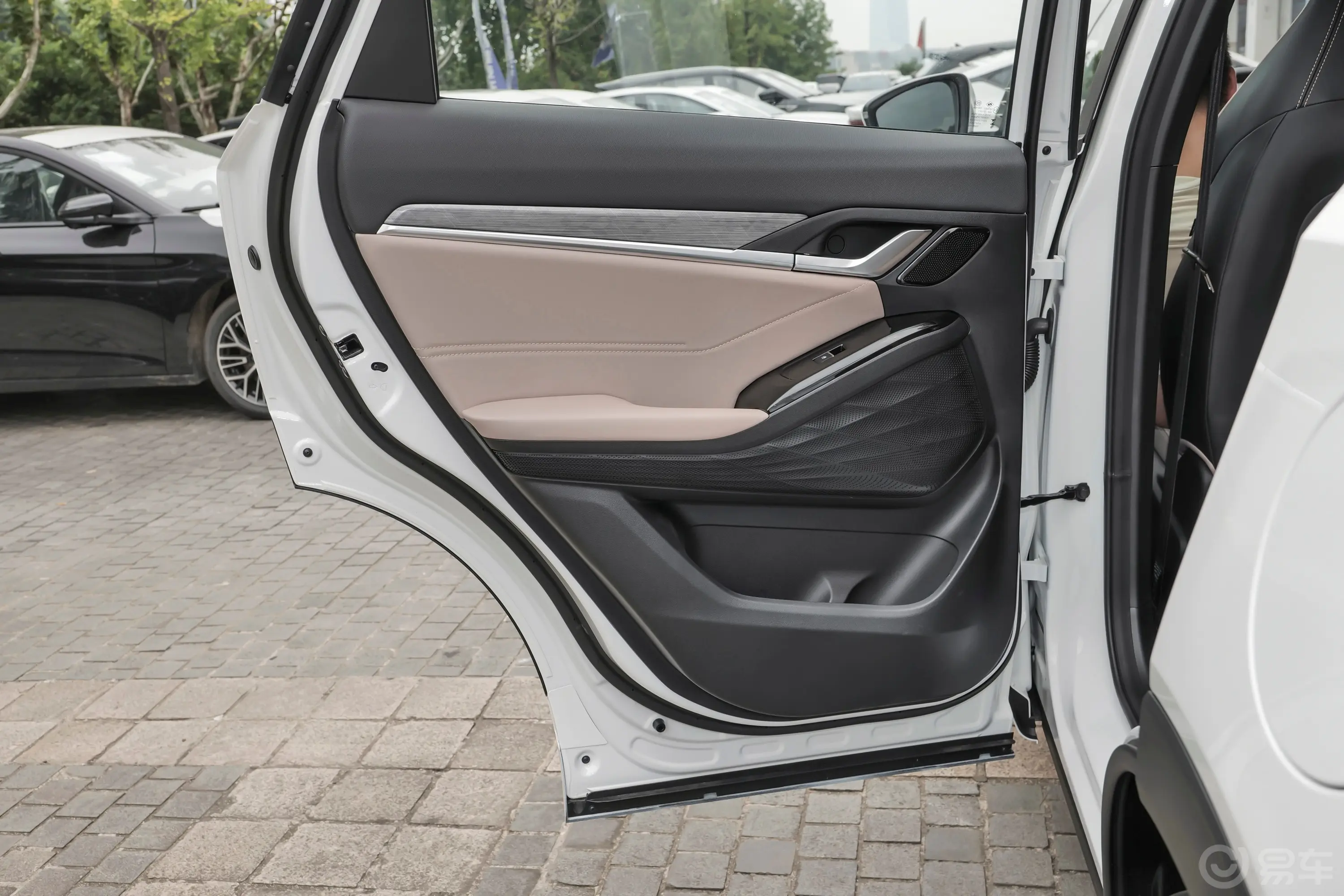 江淮QX PHEV1.5L 120km 劲享版后排功能
