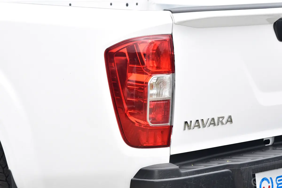 纳瓦拉2.5L 手动四驱舒适型尾灯侧45度俯拍