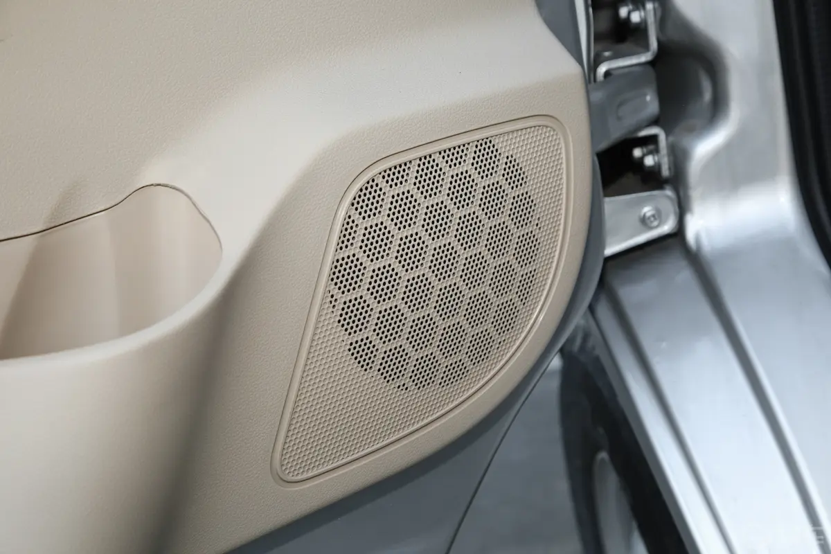 新豹T3东安1.6L 2.52米栏板双排单后轮舒适版音响和品牌
