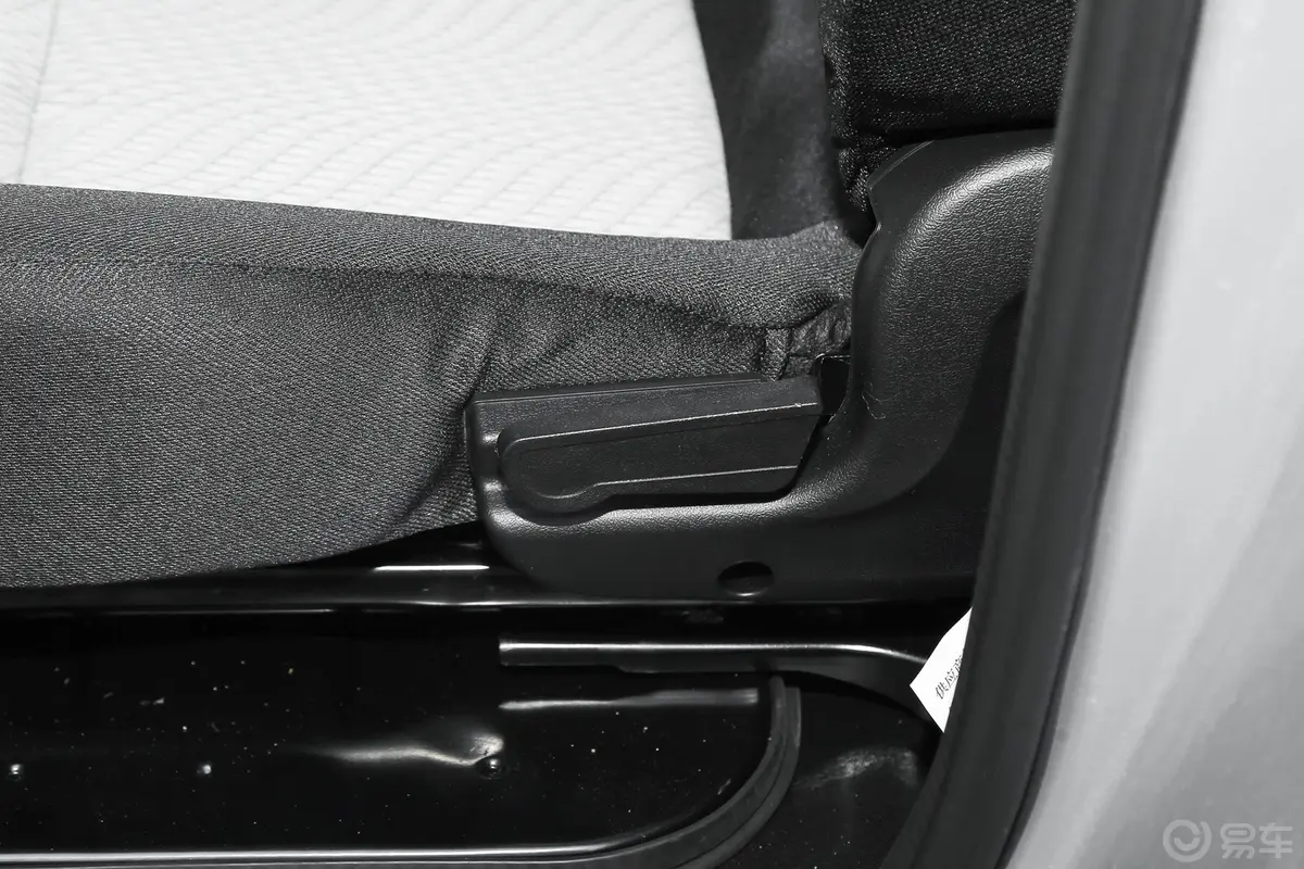 新豹T3东安1.6L 2.52米栏板双排单后轮舒适版主驾座椅调节