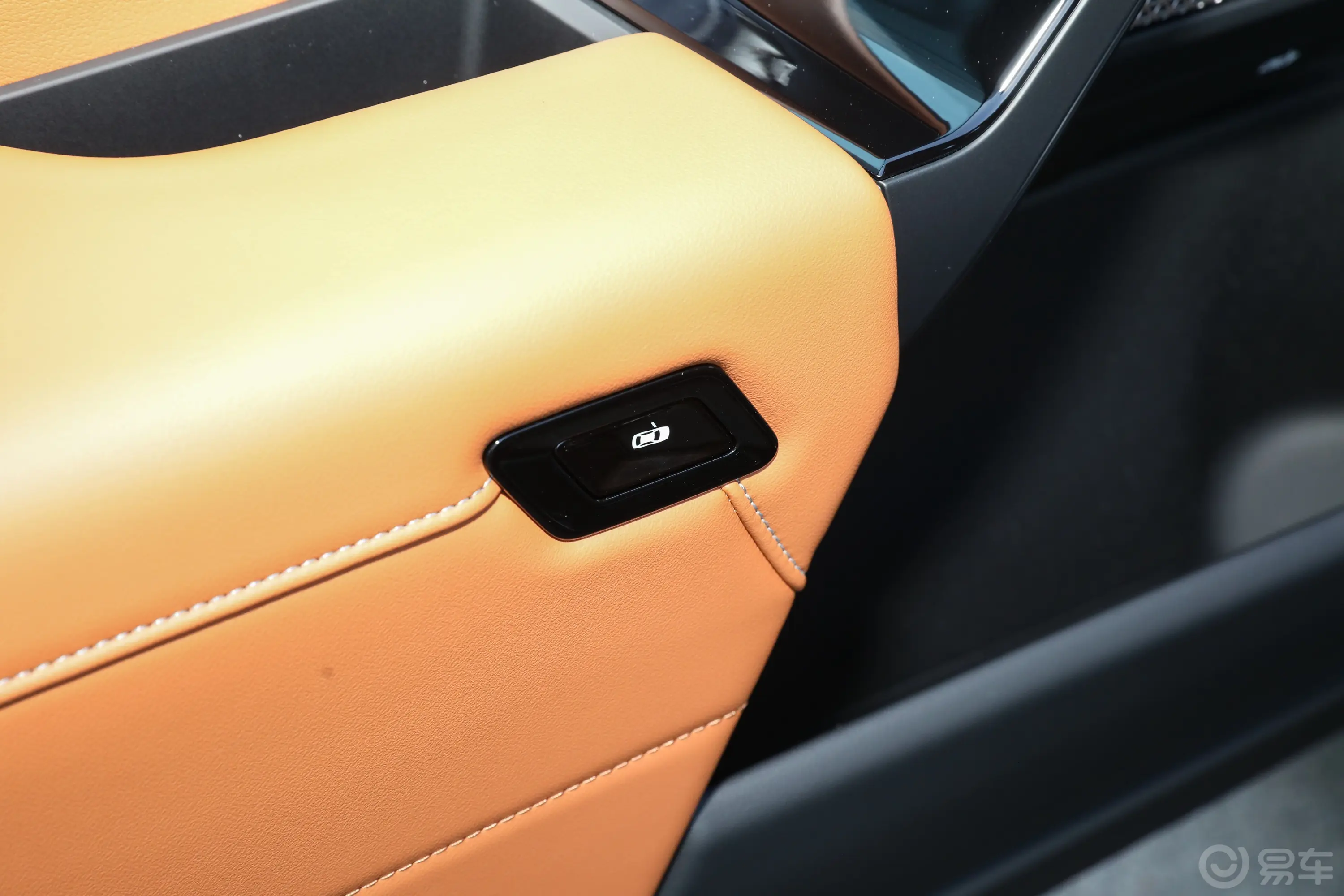 宝马i7eDrive50L 领先型 豪华套装后车窗调节