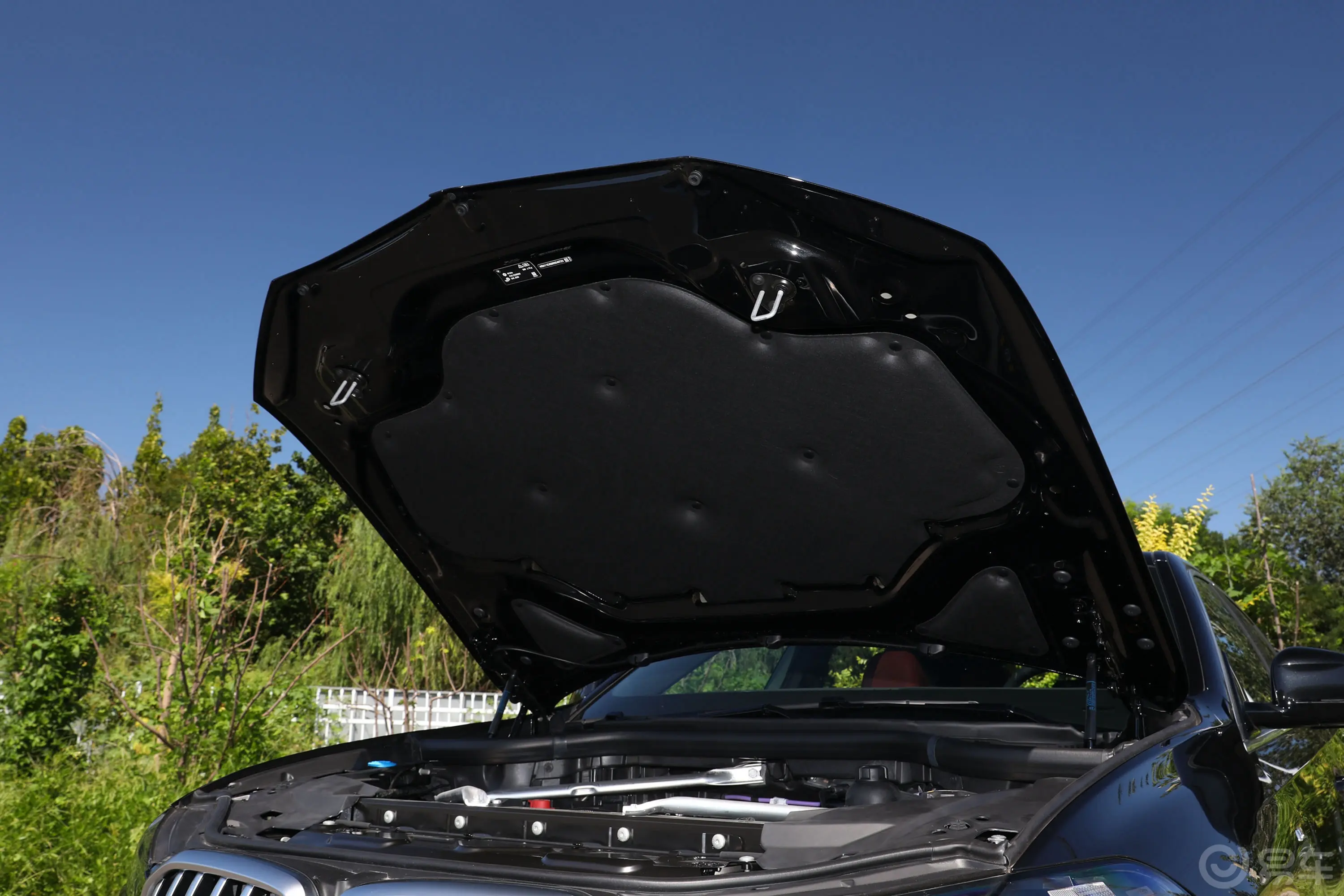 宝马X6改款 xDrive30i M运动套装发动机舱盖内侧