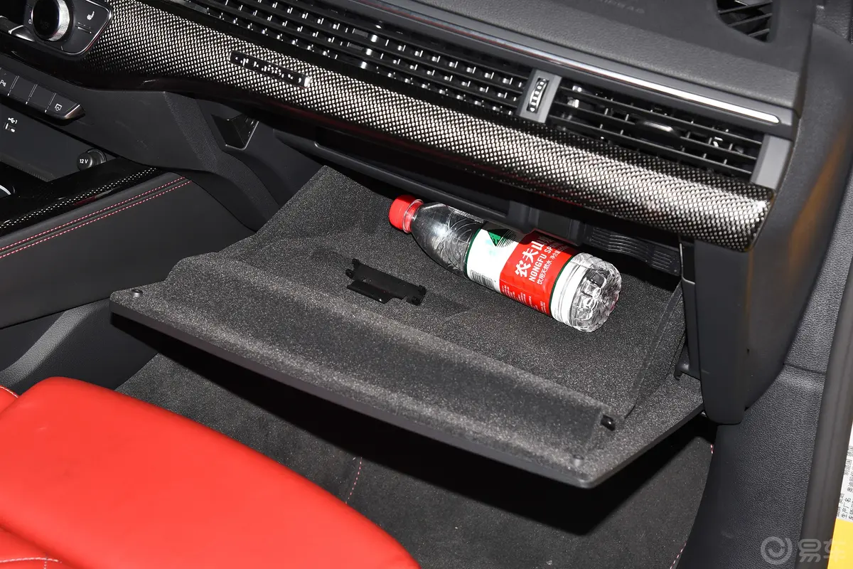 奥迪S53.0T Coupe手套箱空间水瓶横置