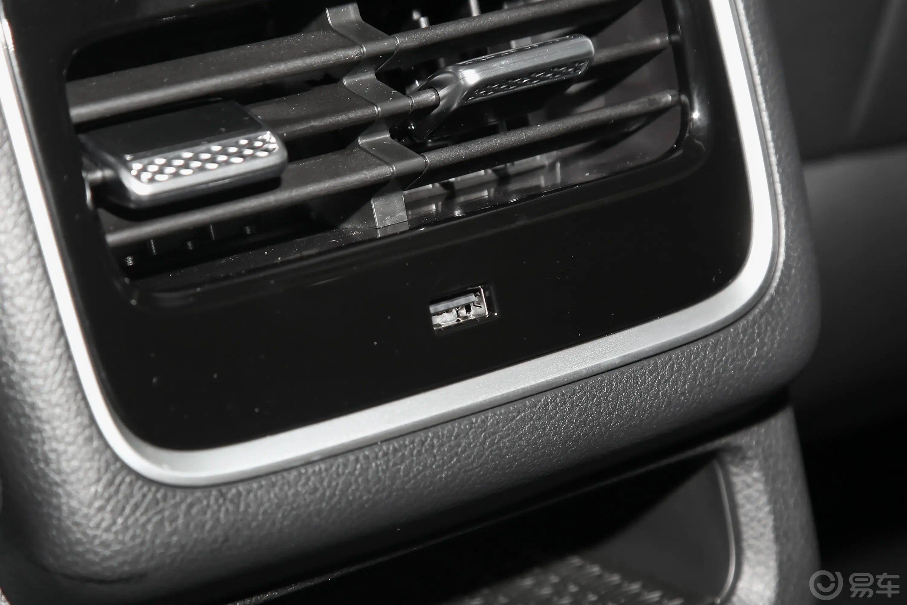 瑞虎7 PLUS冠军版 1.5T 双离合尊贵型后排充电口
