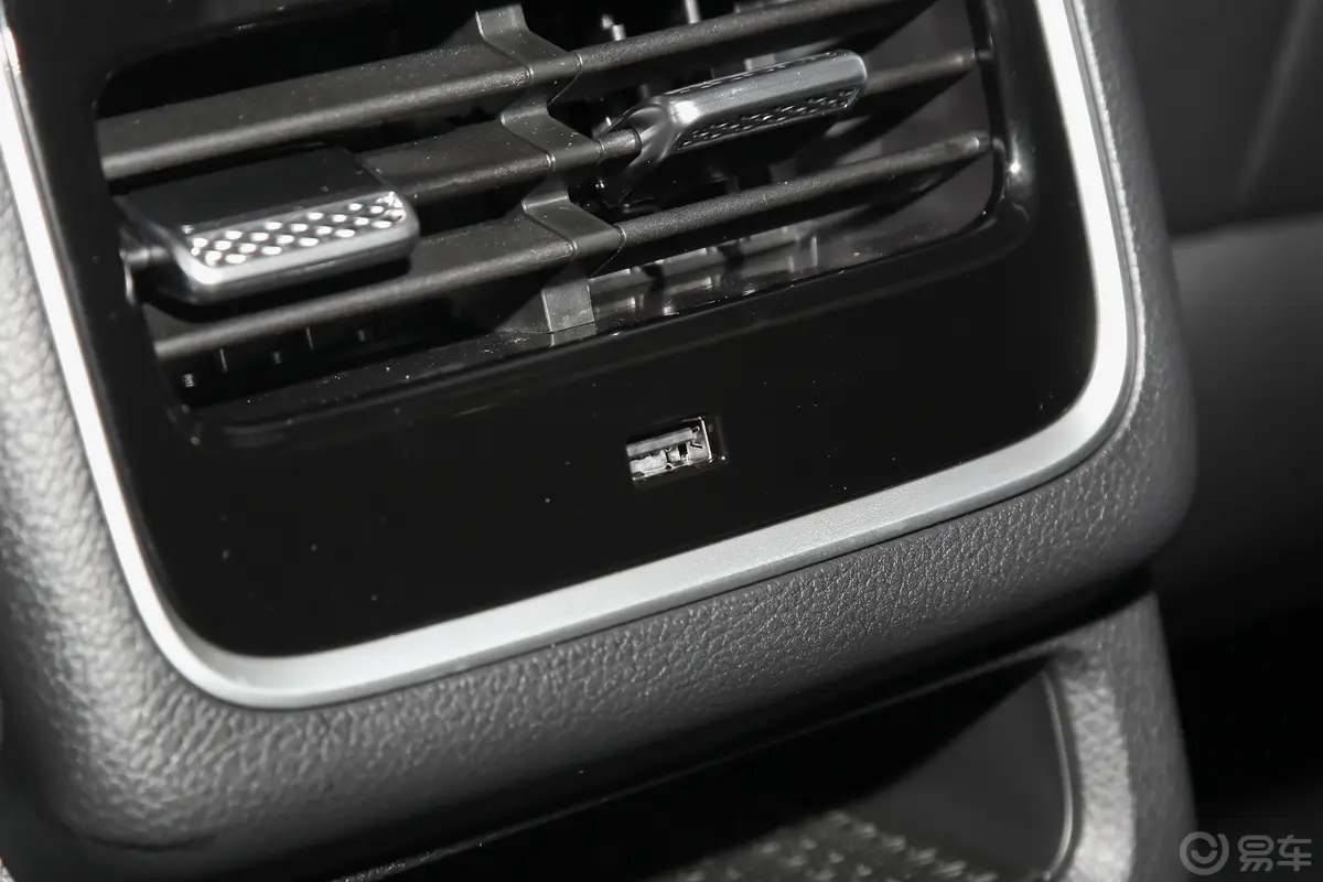 瑞虎7 PLUS冠军版 1.5T 双离合尊贵型后排充电口