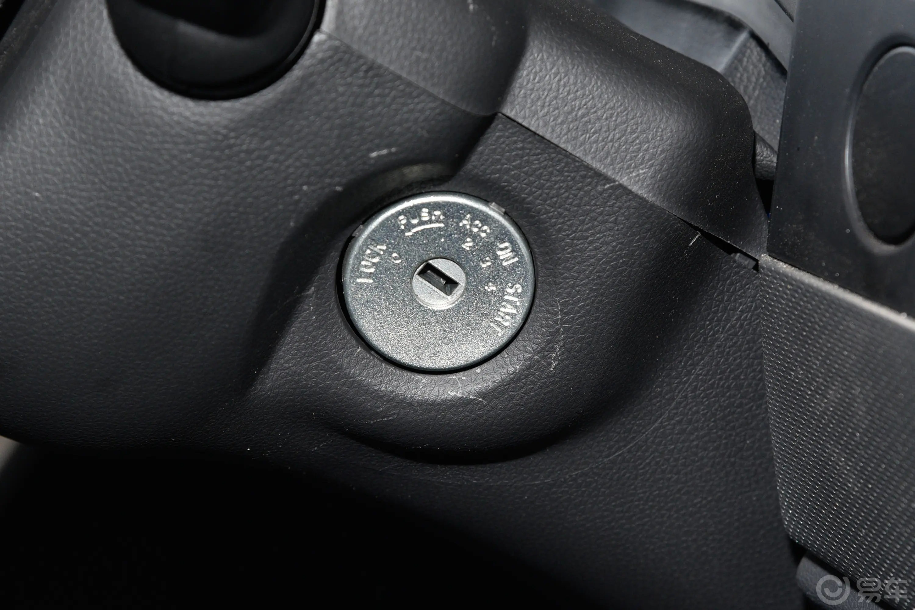 御风多功能车 V9+ 2.0T 手动后驱中轴中顶 7座钥匙孔或一键启动按键